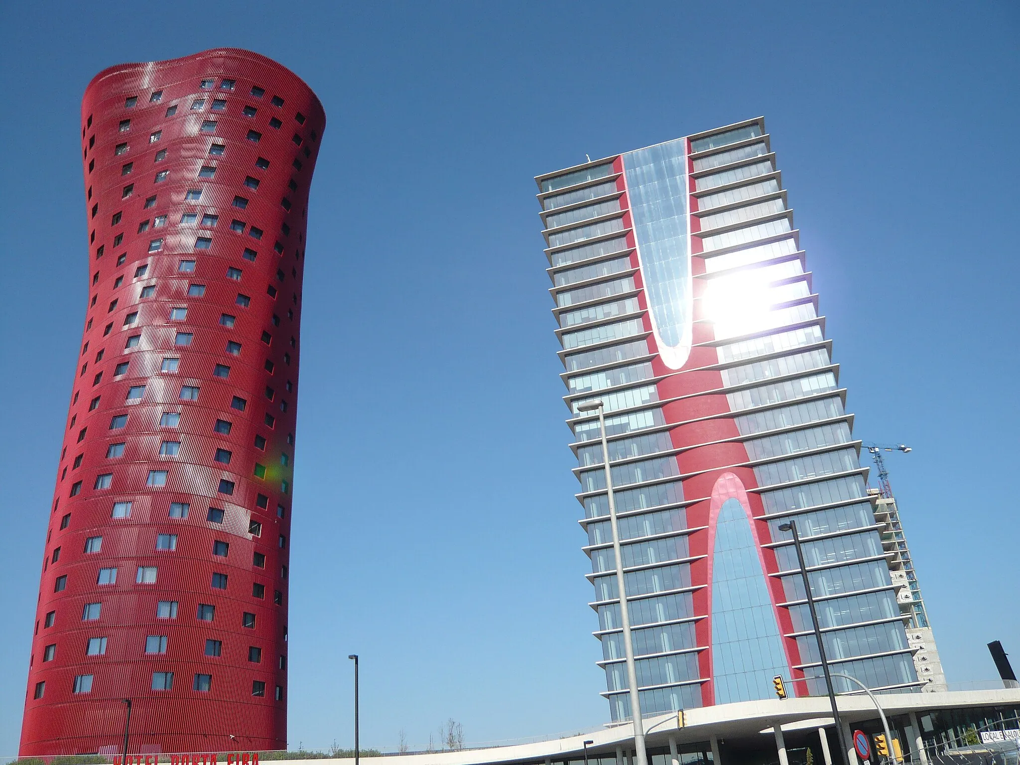 Photo showing: Toyo Ito Towers, L'Hospitalet de Llobregat, Plaza Europa. They are located at the entrance of the "Gran Via" center of Fira de Barcelona