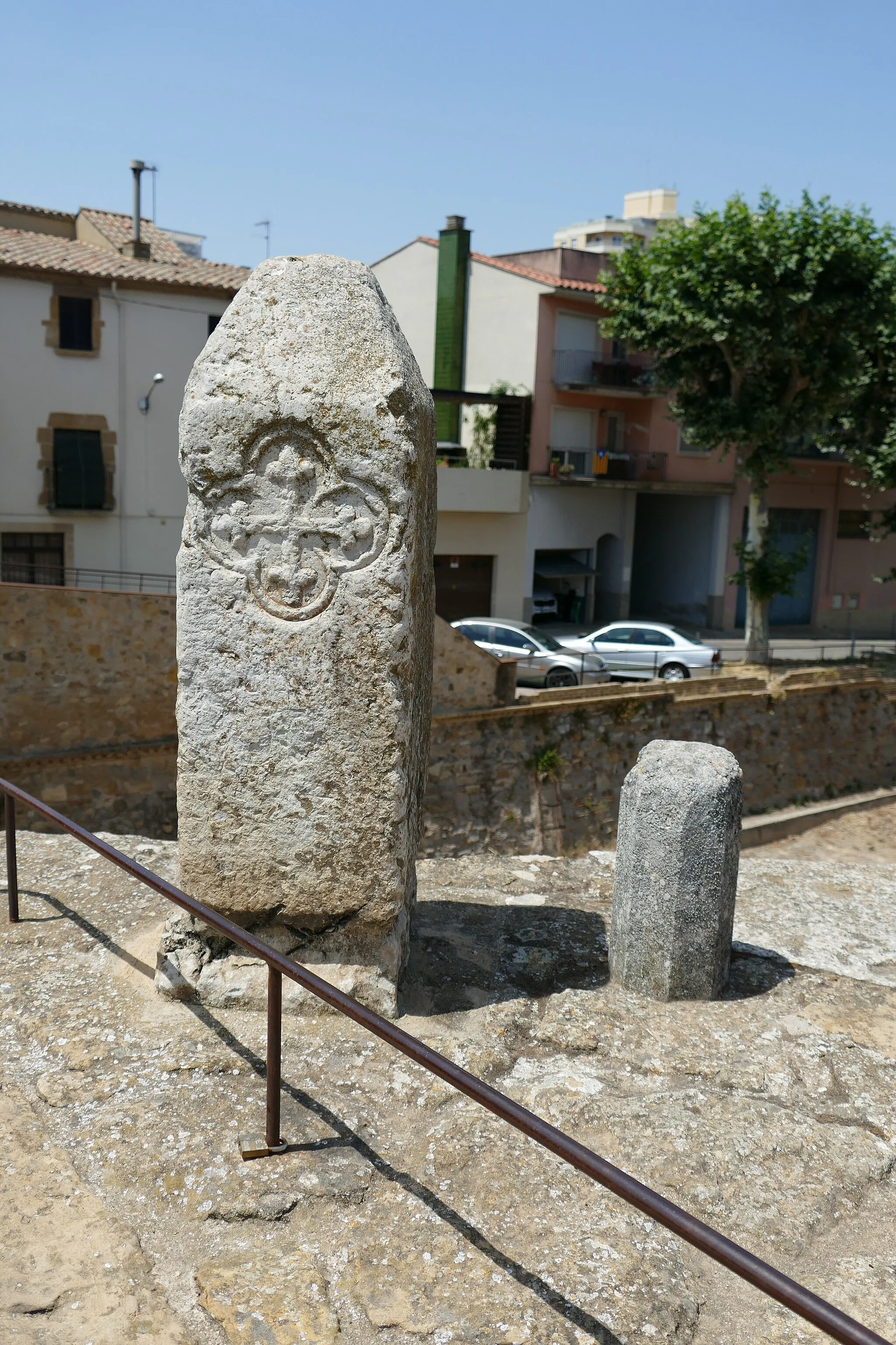 Photo showing: Pont Vell (the old bridge) in La Bisbal d'Empordà - Marker stone at the middle of the bridge