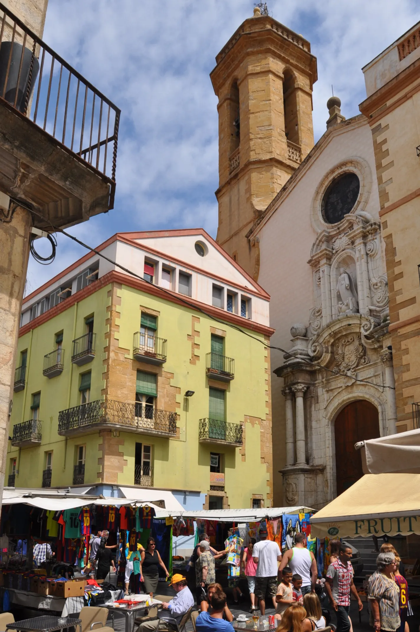 Photo showing: Weekly market on Main Square (Plaça Major) in La Bisbal d'Empordà (Baix Empordà, Catalonia, Spain) with the Santa Maria church.