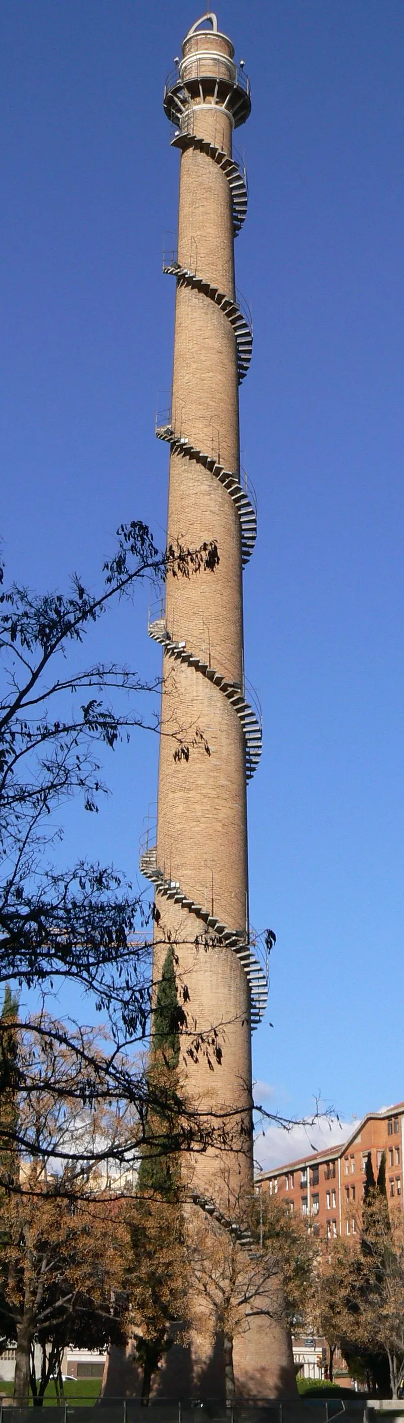 Photo showing: Chimney of 63m with a spiral staircase (234 stairs), an excellent lookup tower over Terrassa.