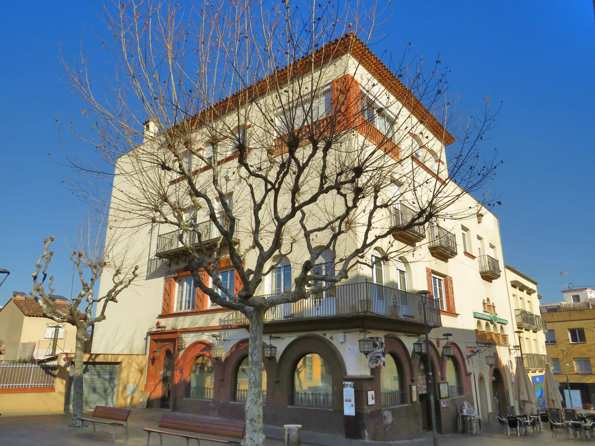 Photo showing: L'Hotel, pl. Cal Baldiró 8 - c. Sant Isidre 35-37 (Matadepera)