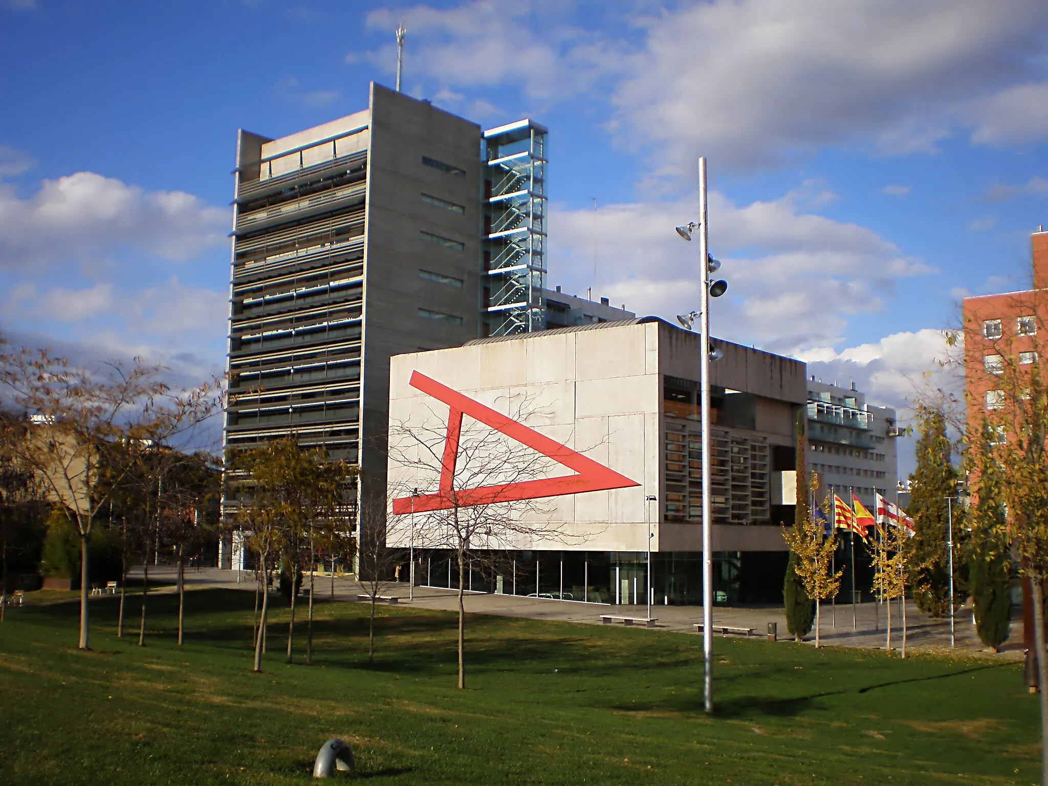 Photo showing: The City Hall of Mollet del Vallès (Catalonia, Spain). A ajaguda amb peix (Lying A with a fish) of Joan Brossa.