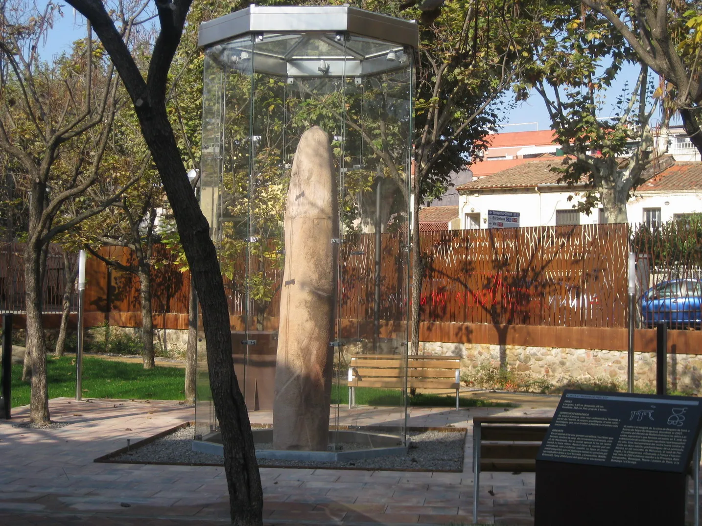 Photo showing: Emplaçament actual del Menhir de Mollet al Parc de Can Mula