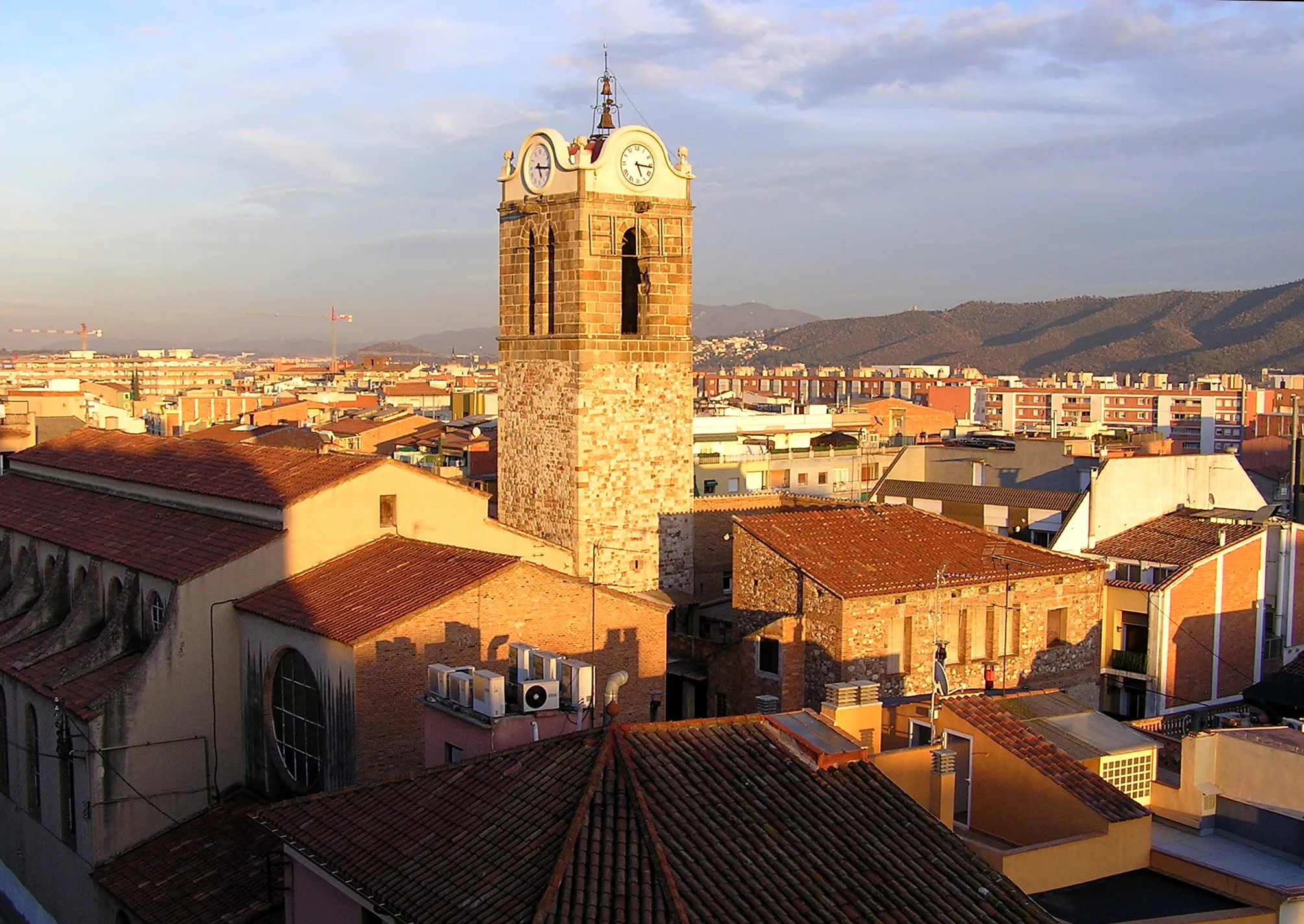 Photo showing: Mollet del Vallès, vista del campanar i edificis propers.