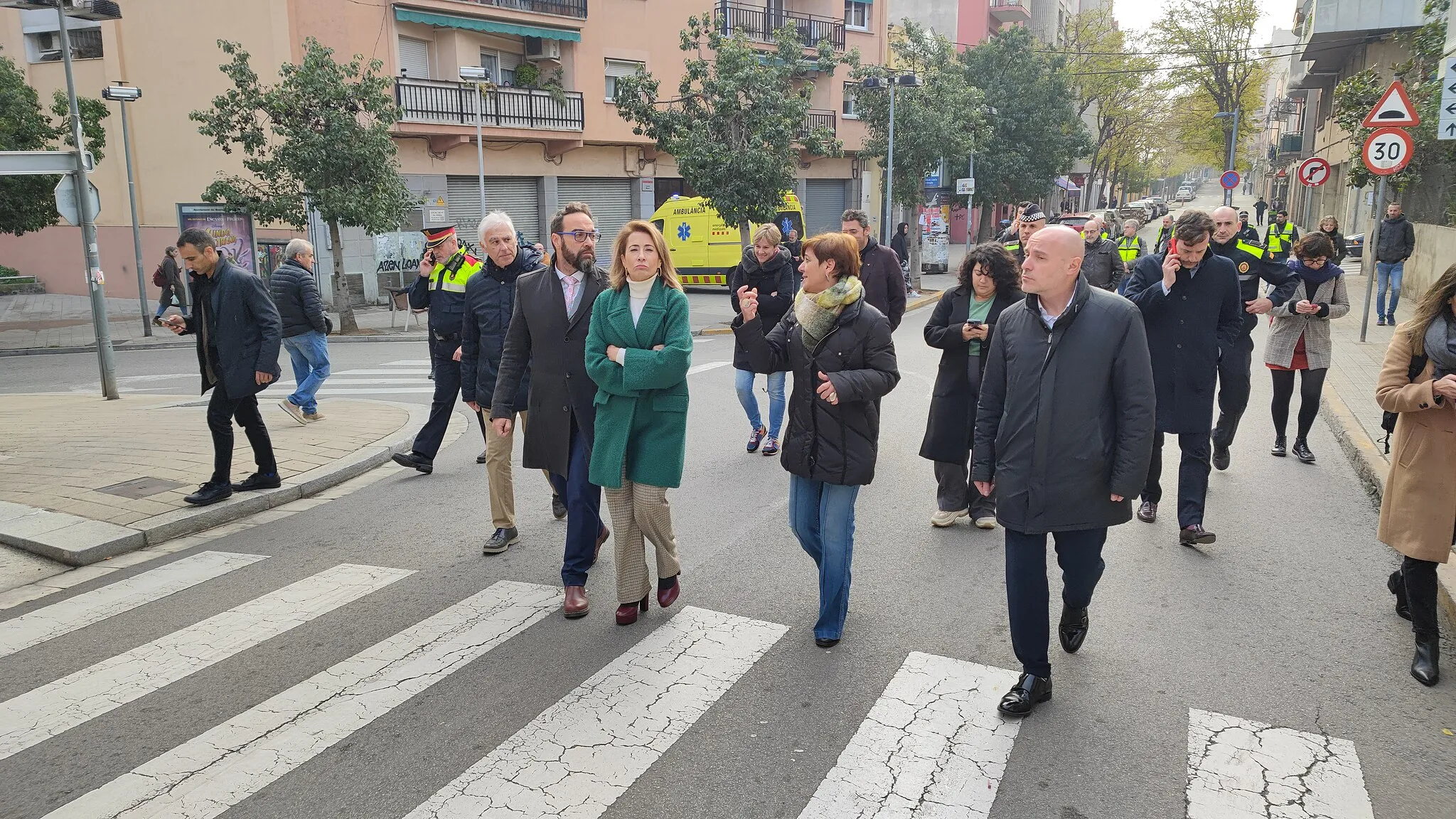 Photo showing: L'alcaldessa, Laura Campos, acompanyada al carrer per Juli Fernández, Raquel Sánchez i Carlos Prieto