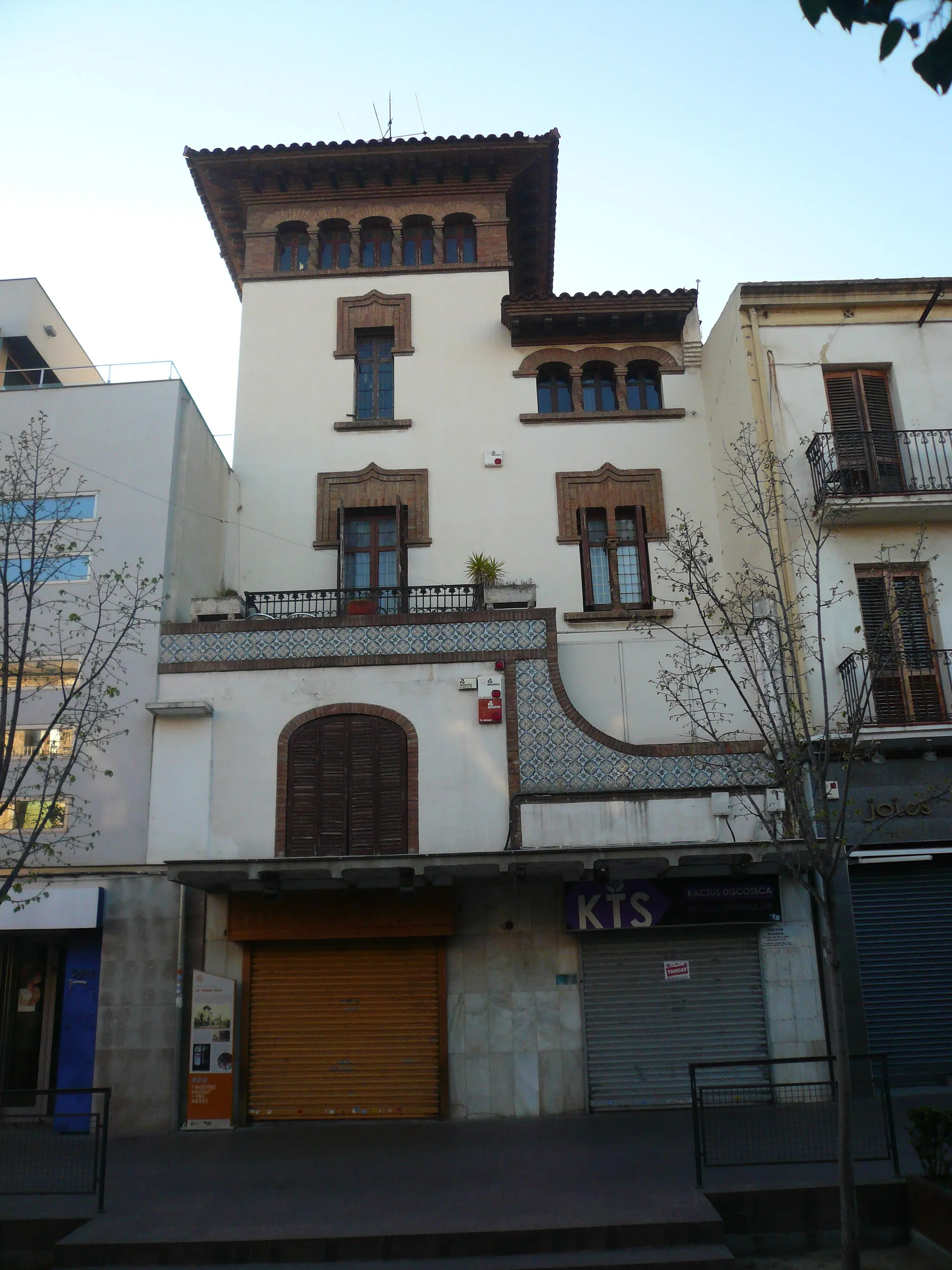 Photo showing: Can Vila. C. Major, 100 (Montcada i Reixac).