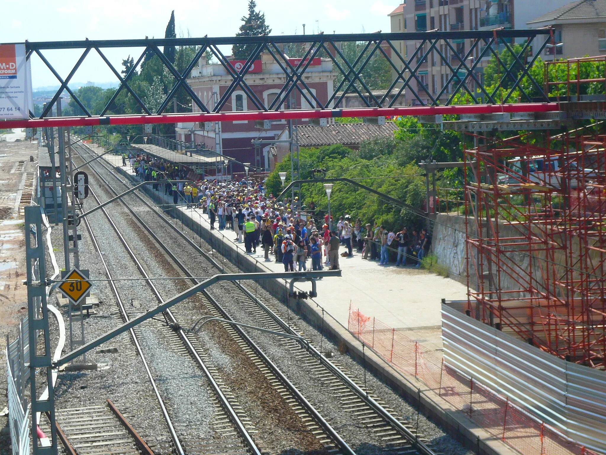 Photo showing: Estació de tren (Montmeló). L'andana direcció Barcelona està plena de gent perquè era la tarda d'un dia en que s'havien celebrat unes curses importants al circuit de Montmeló