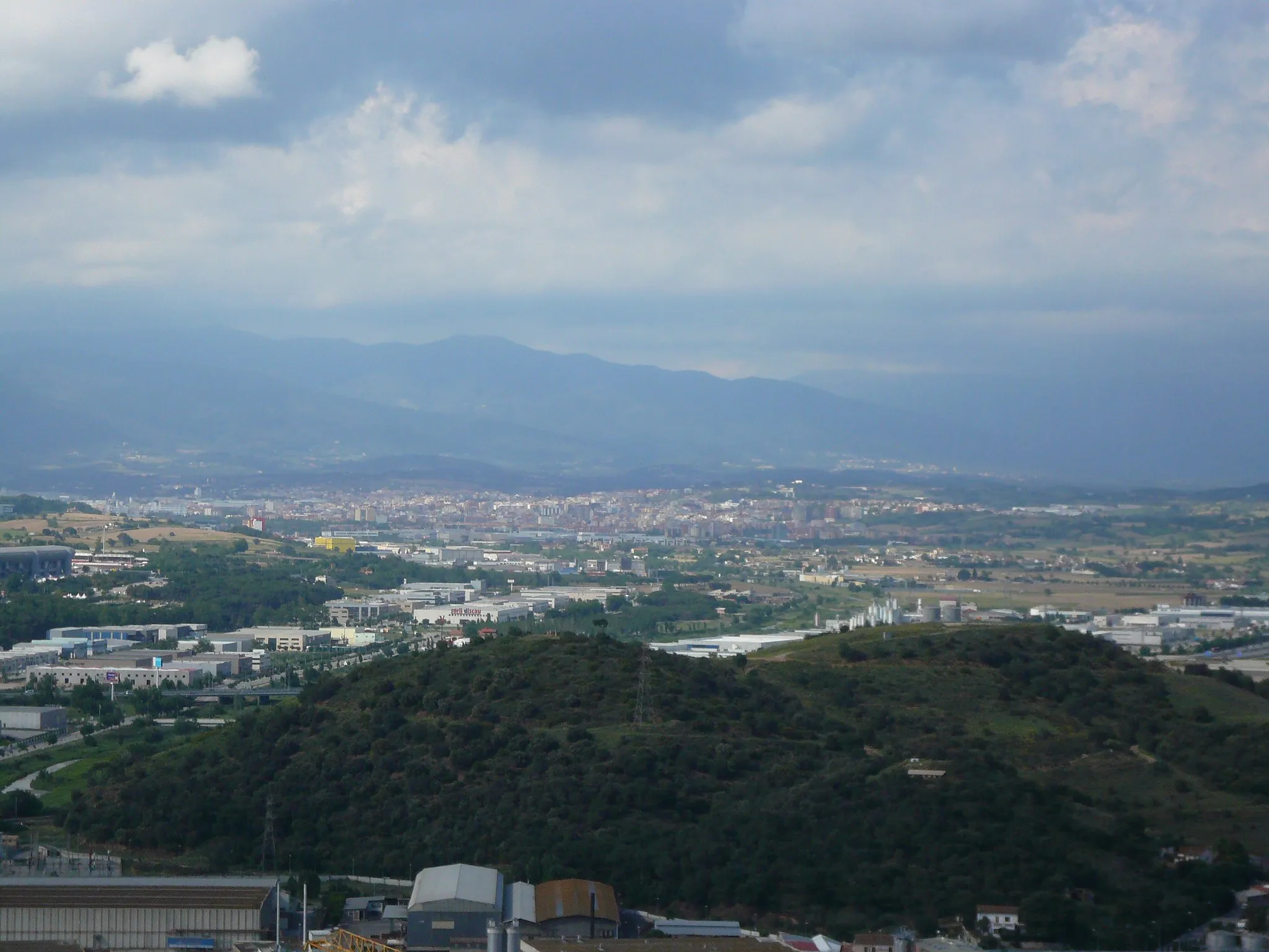 Photo showing: Les Tres Creus, muntanya entre Montmeló i Montornès del Vallès, vista des de prop del Telègraf (a Montornès). Al darrera, bona part del Vallès Oriental.