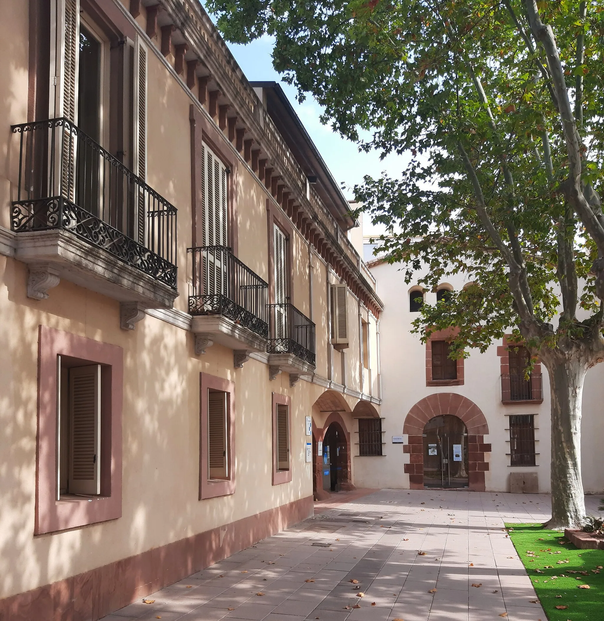 Photo showing: Ca n'Albareda de la Plaça (Pallejà)