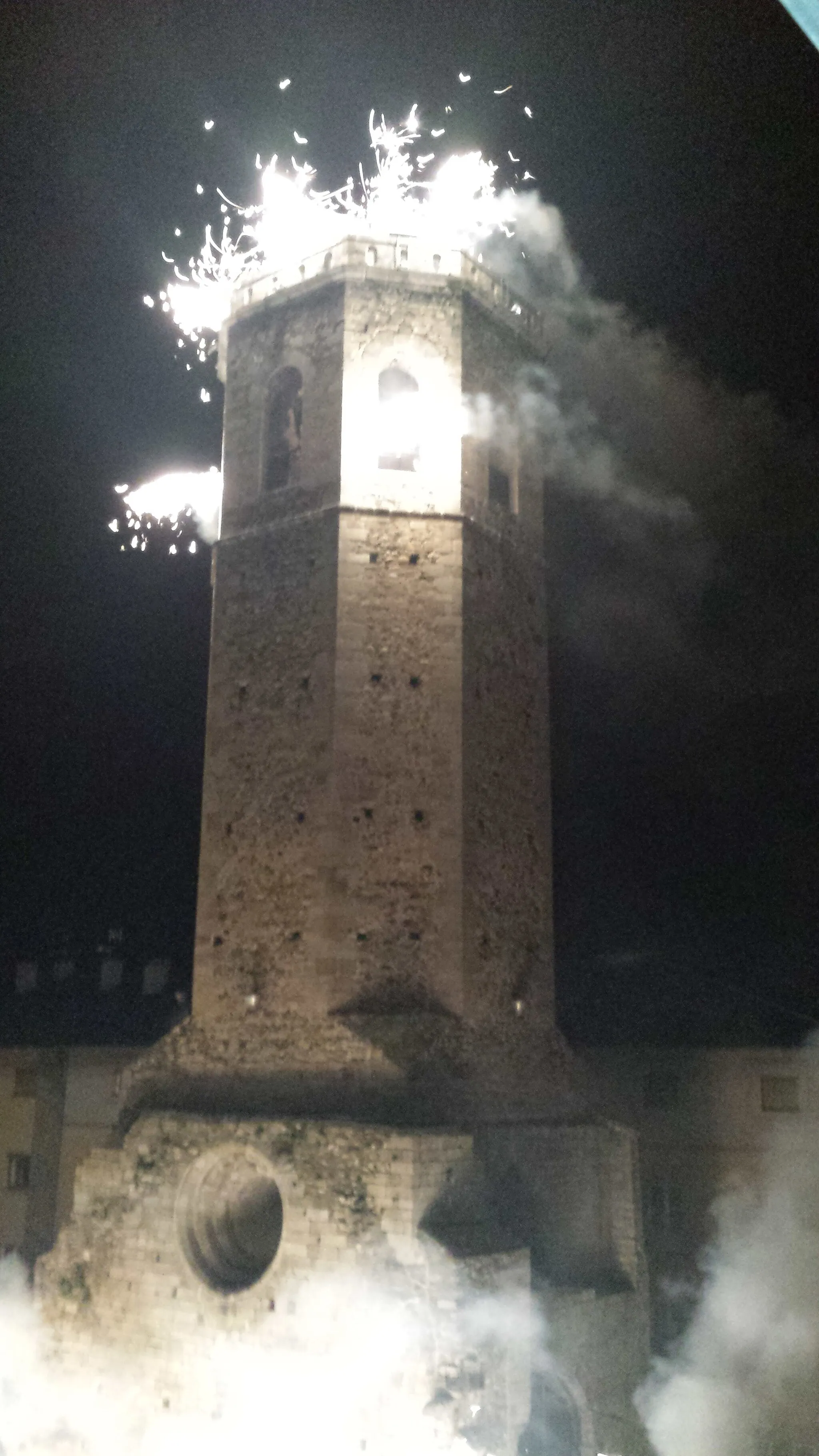 Photo showing: Focs d'artifici al campanar de Puigcerdà, Festa de la Sagristia