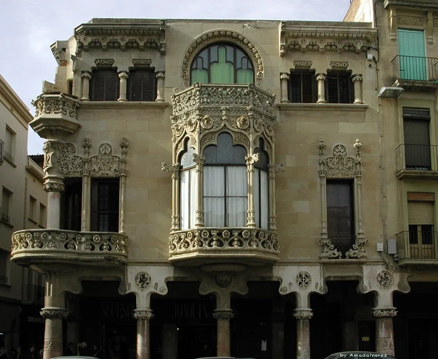 Photo showing: Casa Navàs, a Reus (Baix Camp), obra modernista de Lluís Domenech i Montaner entre 1902 i 1907. La foto és d'abans del 2020 i la restauració del capcer, l'element central que corona la façana.