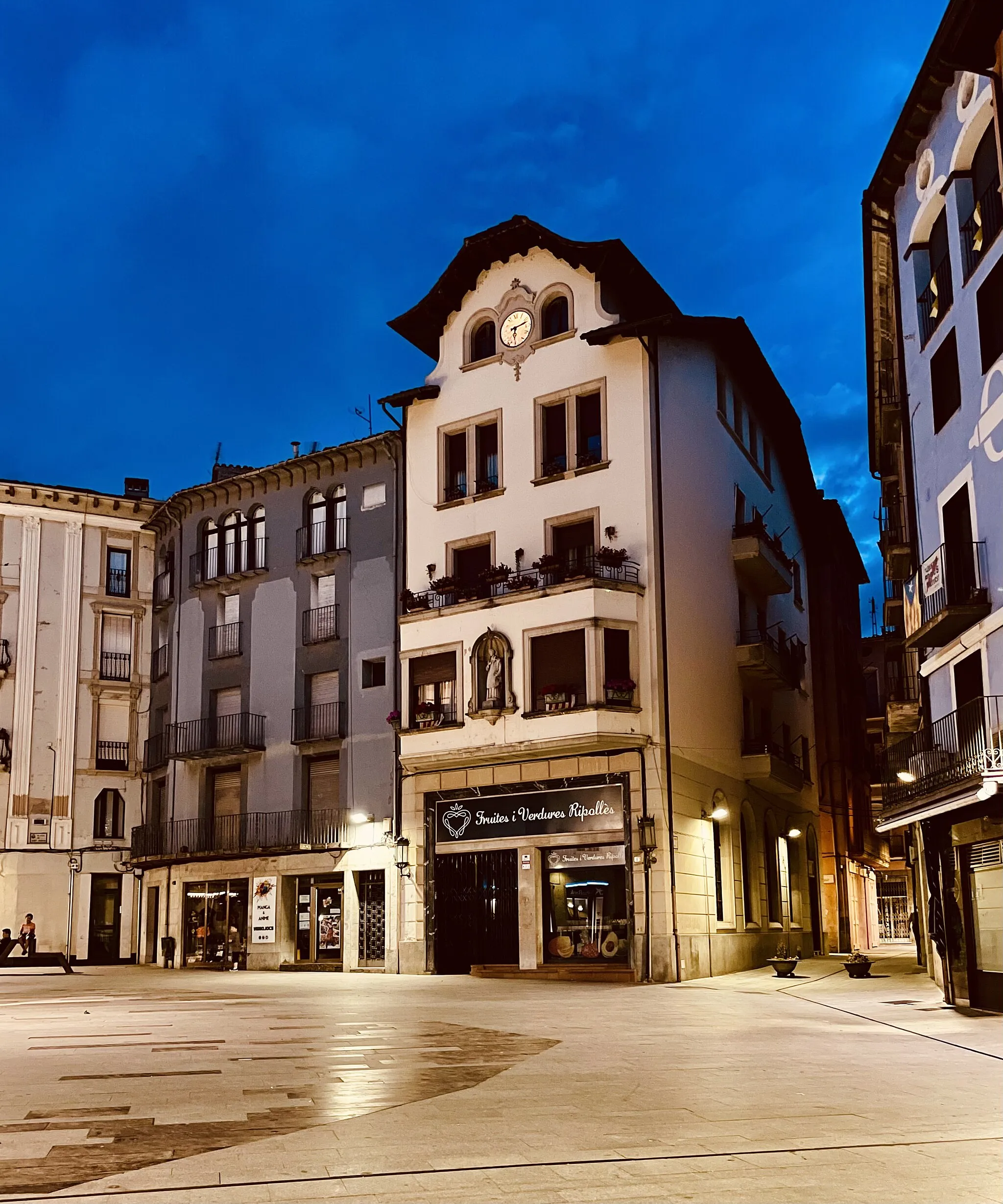Photo showing: Edifici Banc Central de Ripoll, amb una fornícula al primer pis del patró de Ripoll, Sant Eudald.