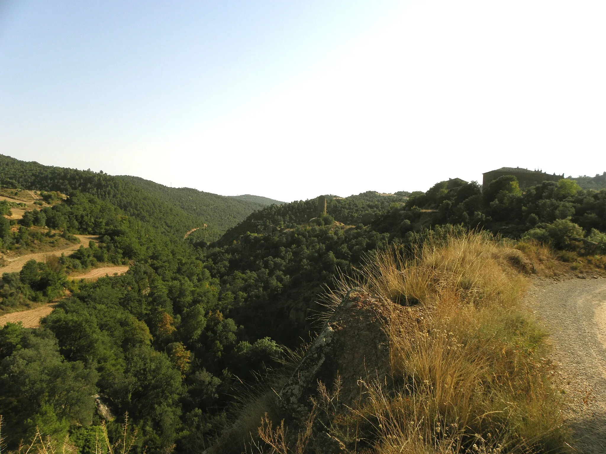 Photo showing: El nucli de Sallent, al municipi de Pinell de Solsonès, i la vall de la riera de Sanaüja.