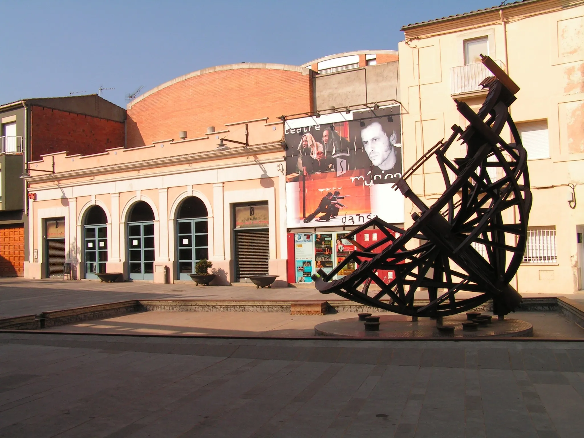 Photo showing: Theatre of Salt, at Plaça Sant Jaume in the city of Salt (Gironès). In the foreground is the sculpture Cúpula invertida (Inverted Cupula, 1997), by Josep Admetlla, with poetry on it by Carles Vivó, Antoni Puigvert and Xavier Otero.