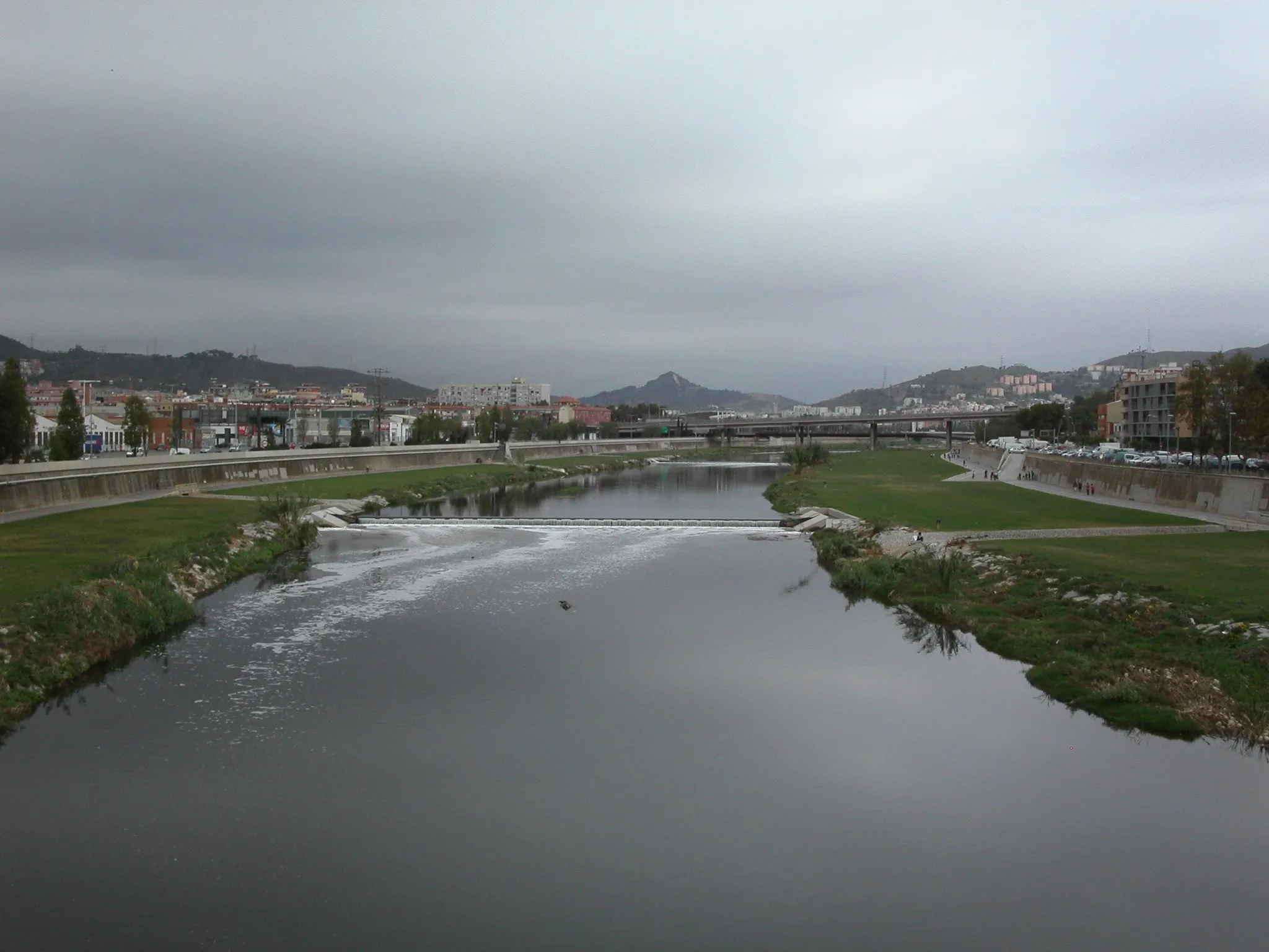 Photo showing: Vista del Rio Besós desde el puente más antiguo de Sant Adrià de Besòs.