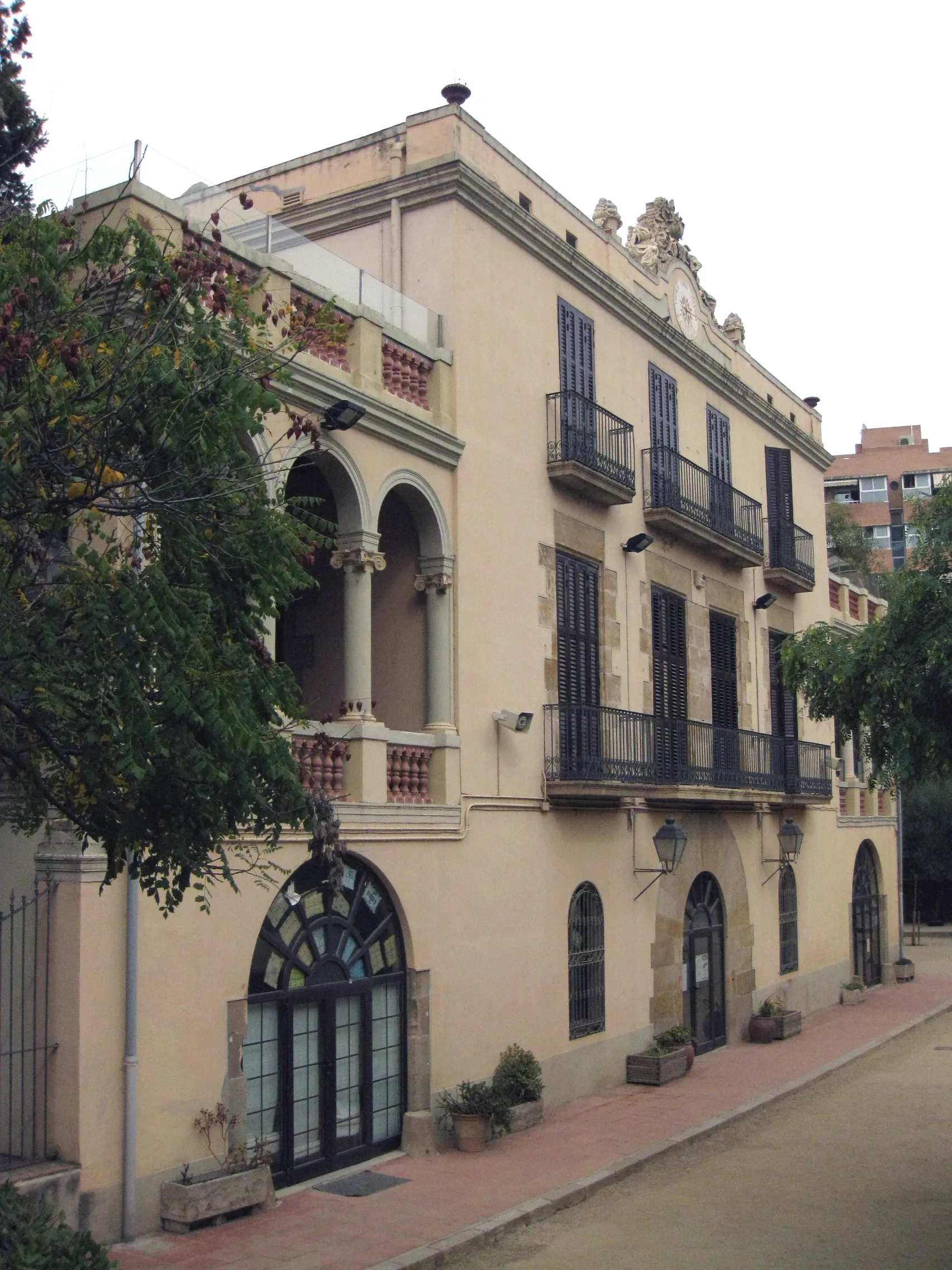 Photo showing: Grup escolar Ignasi Iglésias, conegut com «les Carasses», antiga masia neoclàssica del segle XVII al passeig de Torras i Bages, núm. 108 (Sant Andreu, Barcelona). Remodelada al segle XIX, des del 1931 allotja l'escola Ignasi Iglésias.