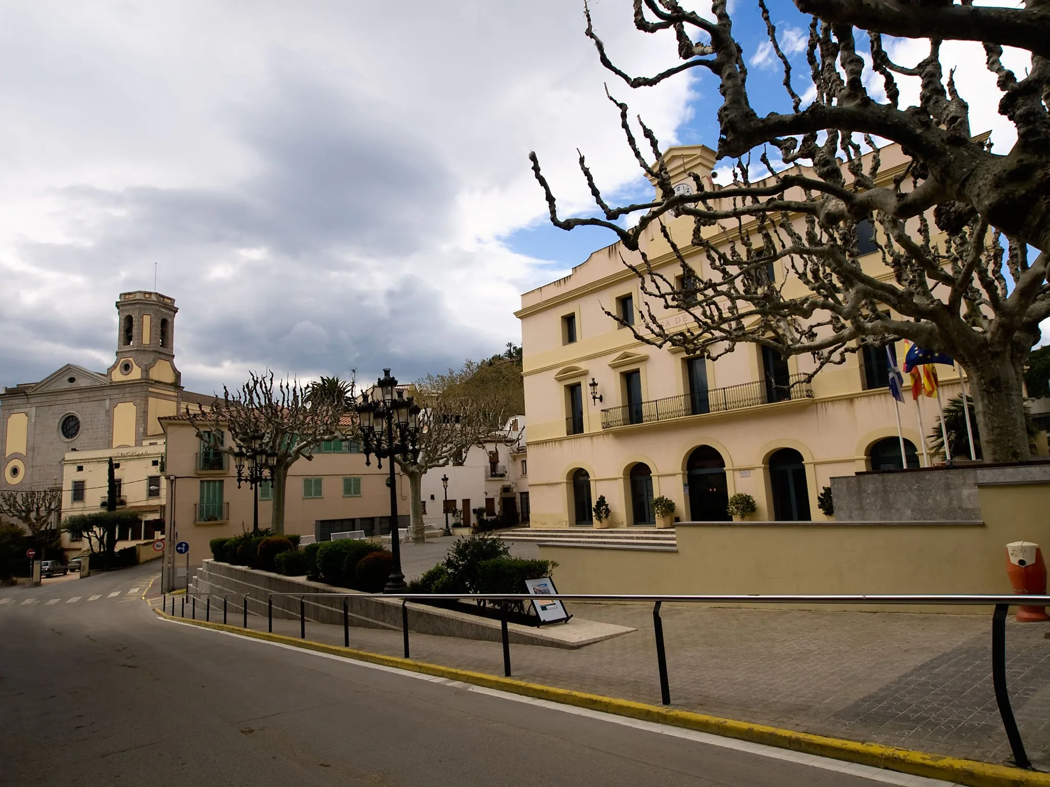 Photo showing: City council and church of St. Andreu de Llavaneres (Catalonia, Spain)
