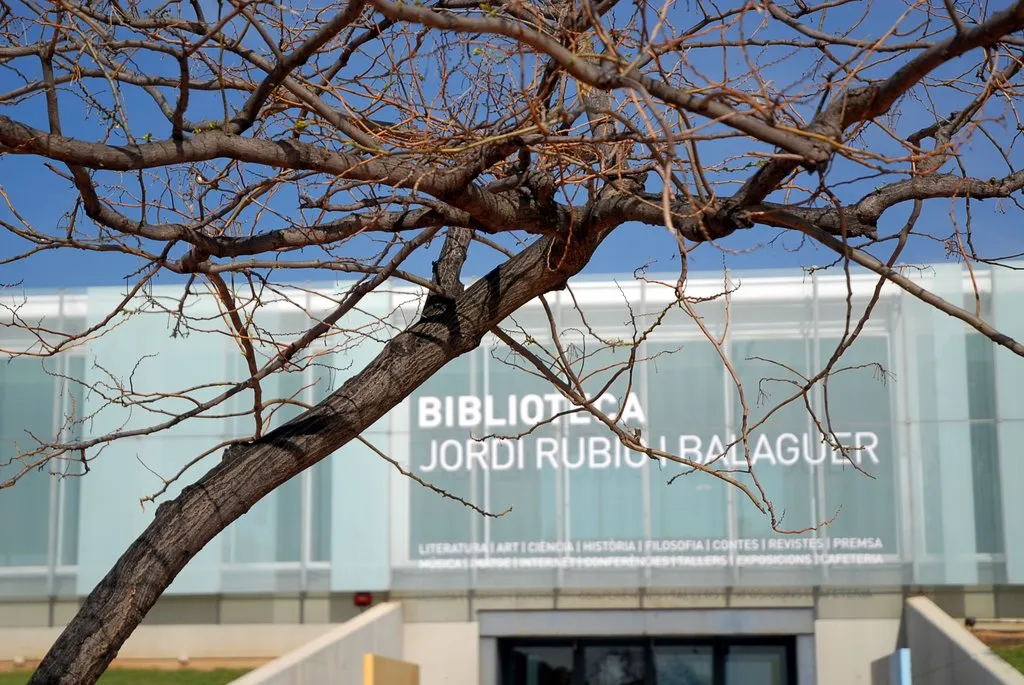 Photo showing: Espacio cultural y multimedia ubicado en el Parque de La Montanyeta de la Vila de Sant Boi de Llobregat. Fue inaugurada el 22 de mayo de 2005. Esta biblioteca tiene una superficie de 3.900 m² y es una de las más grandes de Cataluña.