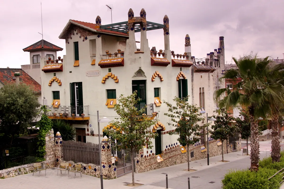 Photo showing: Cases Anzizu (en primer pla, Villa Elena, i darrera, Villa Jose, obra de Ignasi Mas Morell de 1910, a Sant Joan Despí al Baix Llobregat, Catalunya.