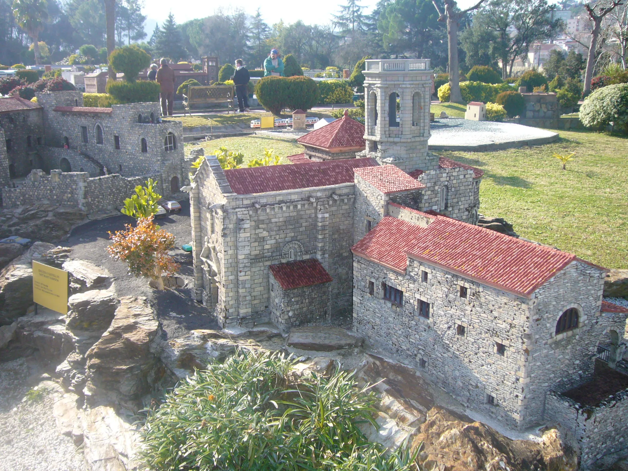 Photo showing: Scale model at the "Catalunya en Miniatura" miniature park : Sant Martí Sarroca castle and church