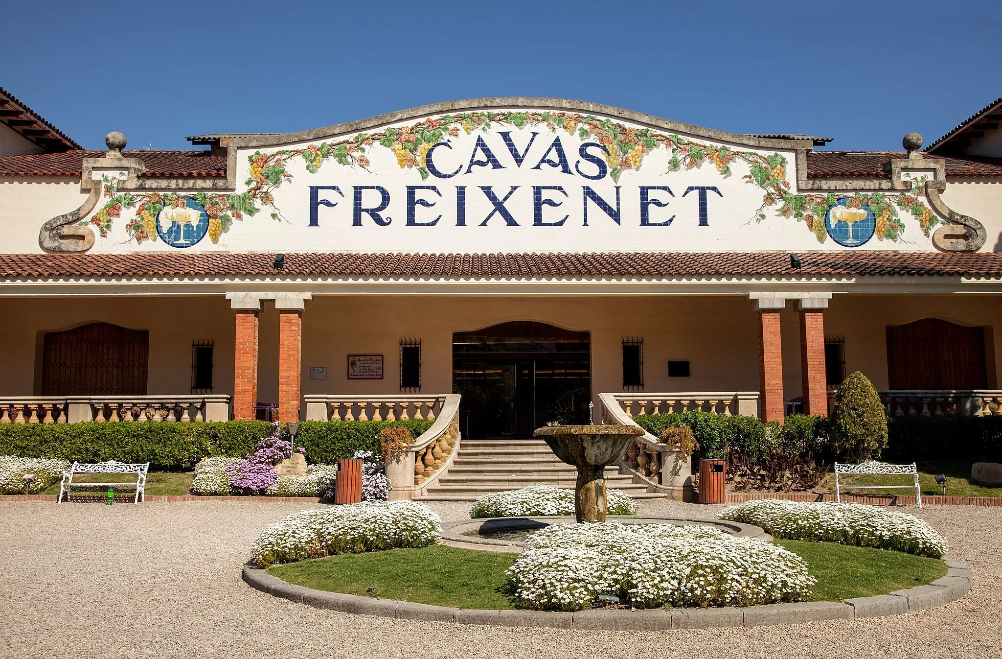 Photo showing: Fachada de las cavas de Freixenet, encuadre frontal