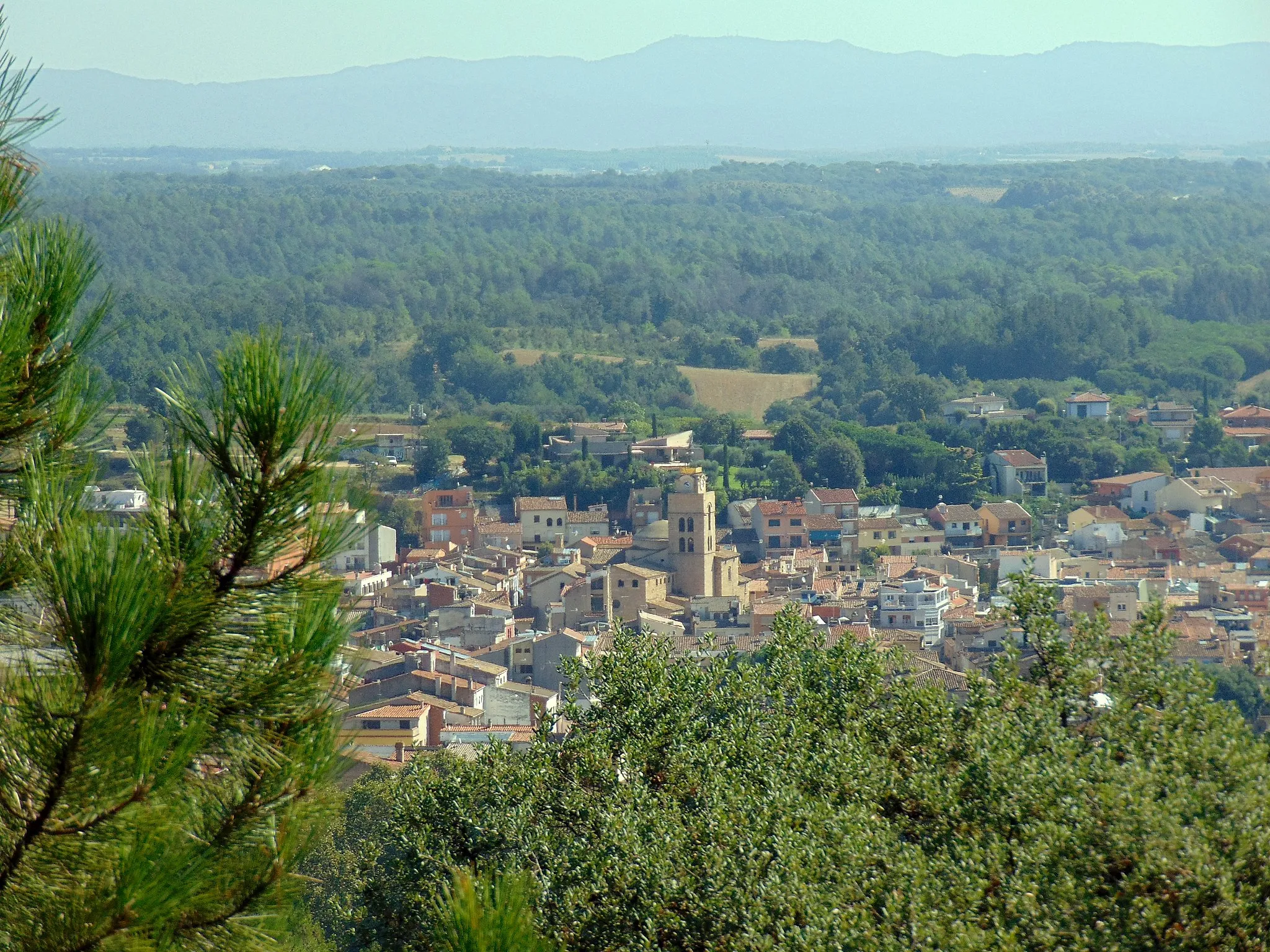 Photo showing: Vista de Santa Coloma de Farners pujant al castell de Farners