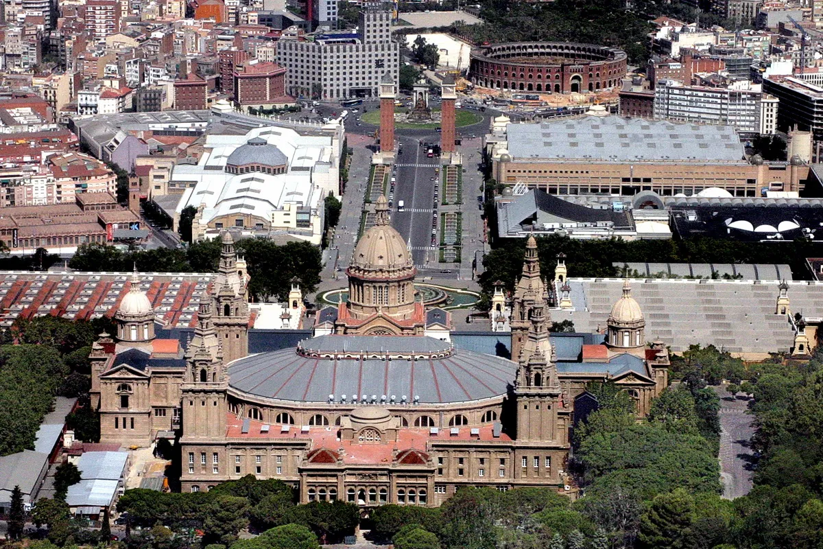 Photo showing: Vista posterior del Palau Nacional de Montjuïc a Barcelona amb els palaus d'exposicions de la Fira de Barcelona al darrera.