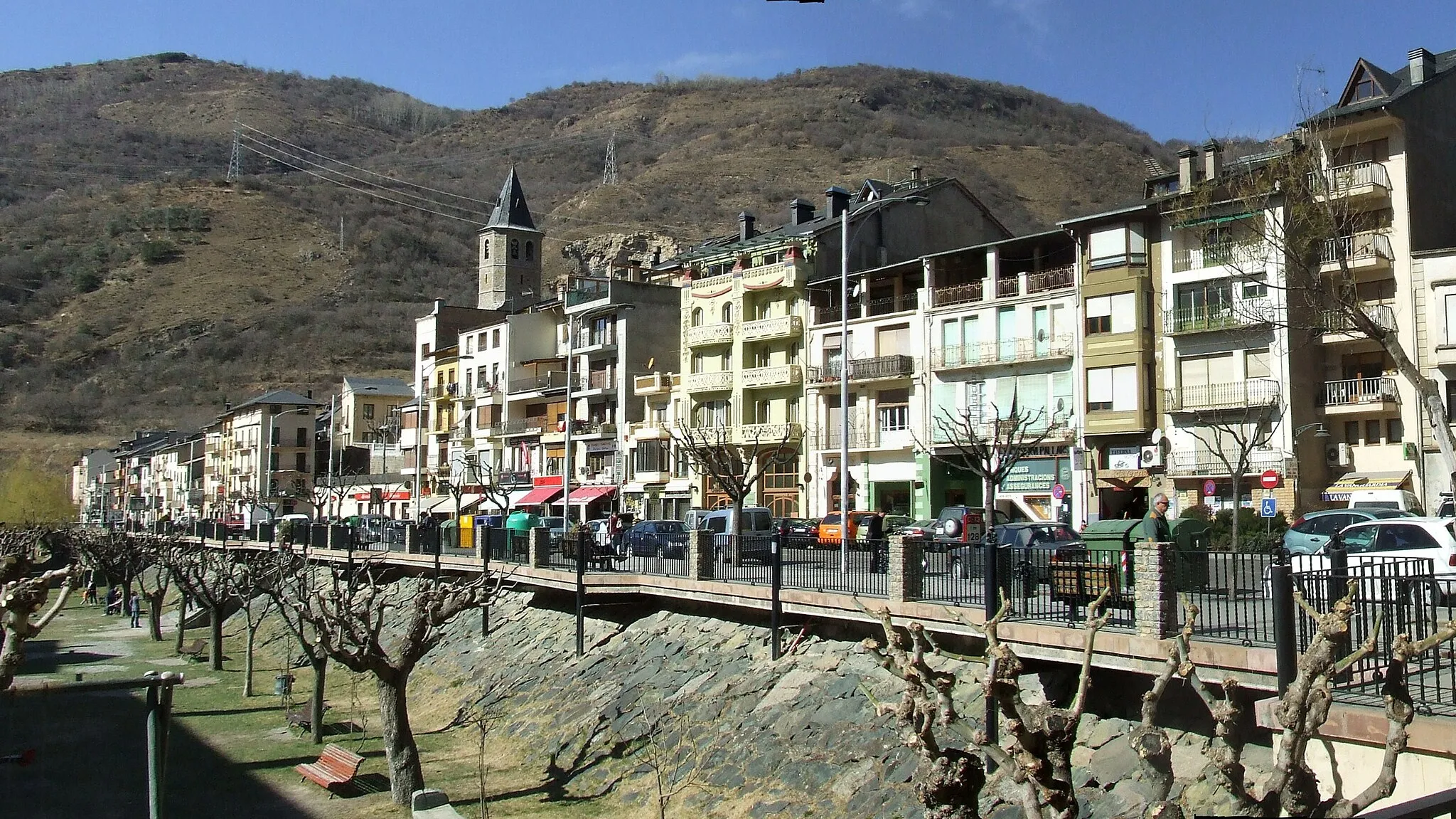 Photo showing: Façana oriental de Sort (Pallars Sobirà)