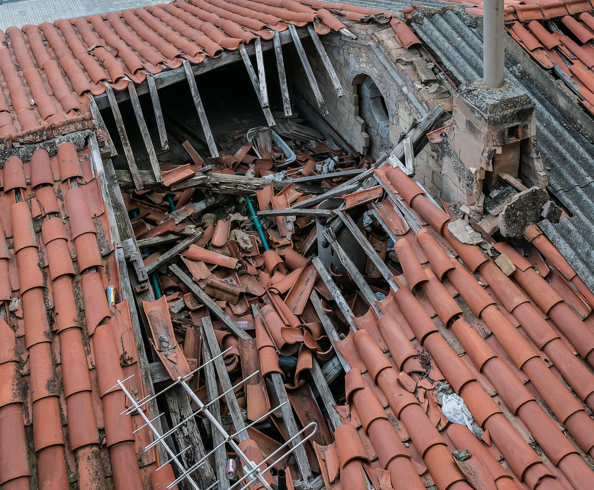 Photo showing: Damaged roof in Súria, Catalonia, Spain