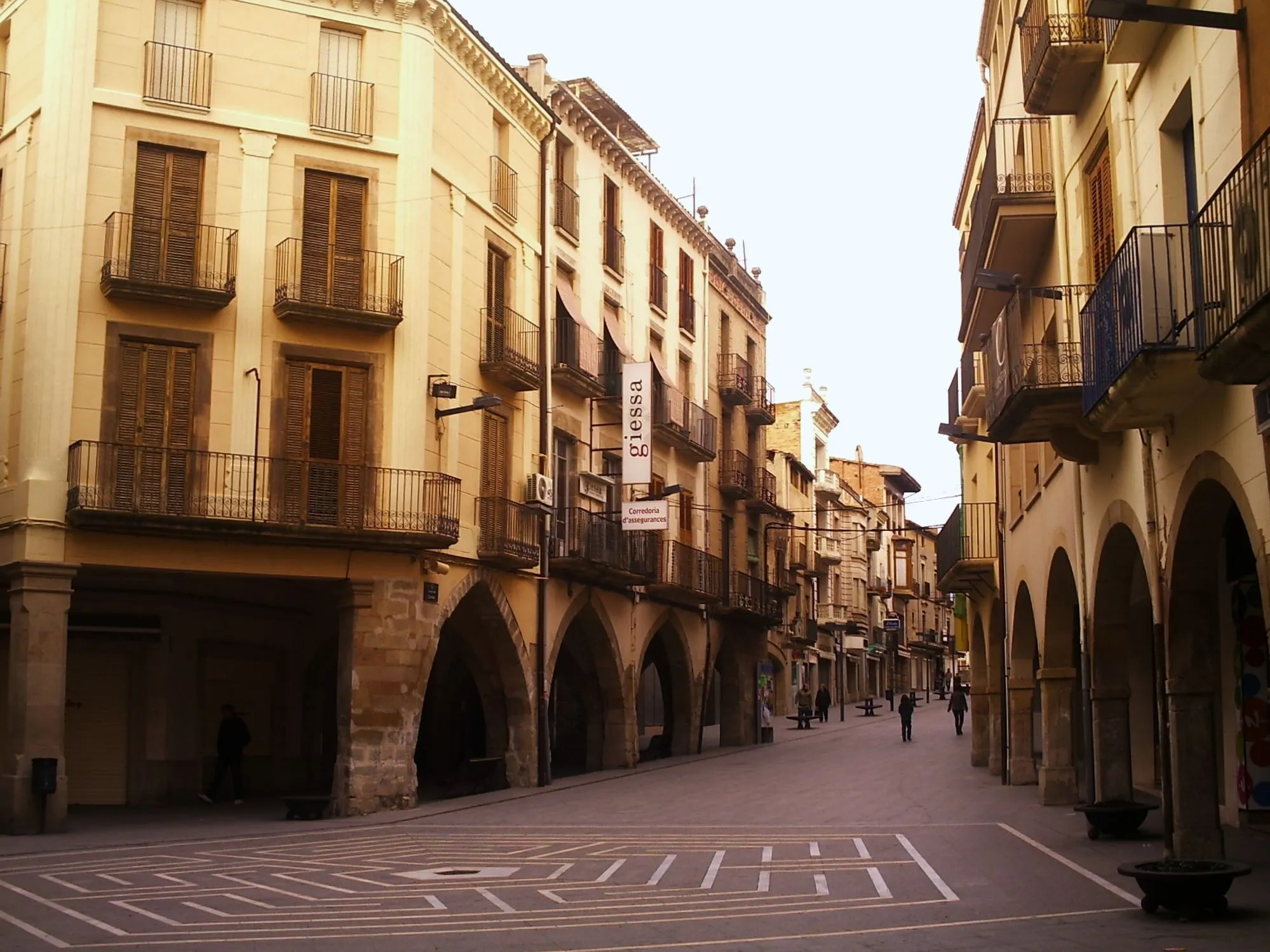 Photo showing: Vista dels porxos gòtics (segle XV) ubicats al Carrer del Carme, a Tàrrega