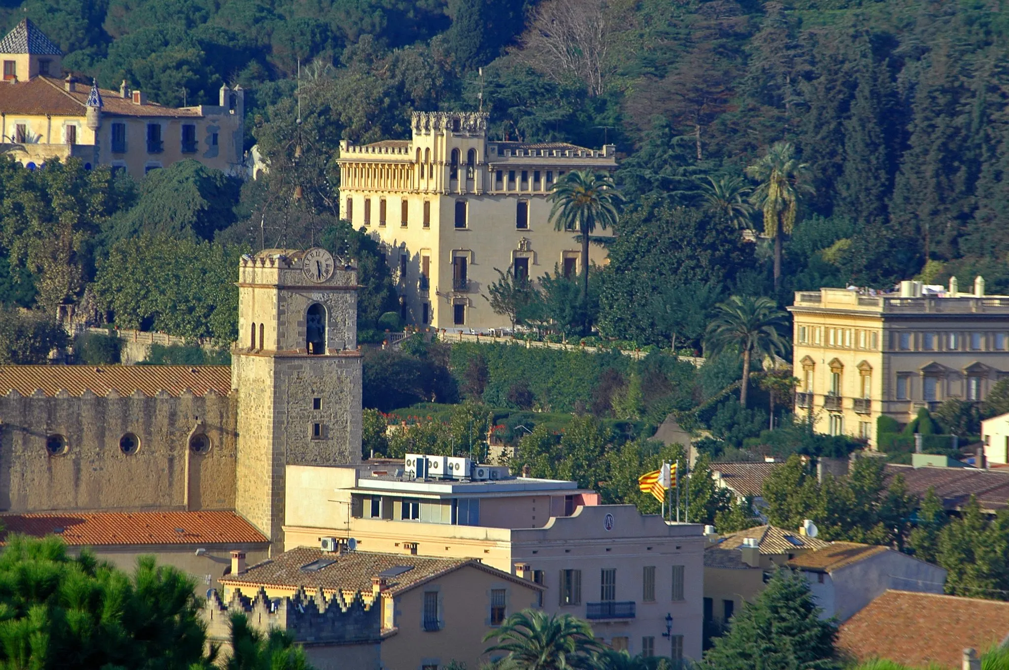 Photo showing: Imatge del centre històric de Teià. Es pot apreciar l'ajuntament, l'església de Sant Martí i Can Godó