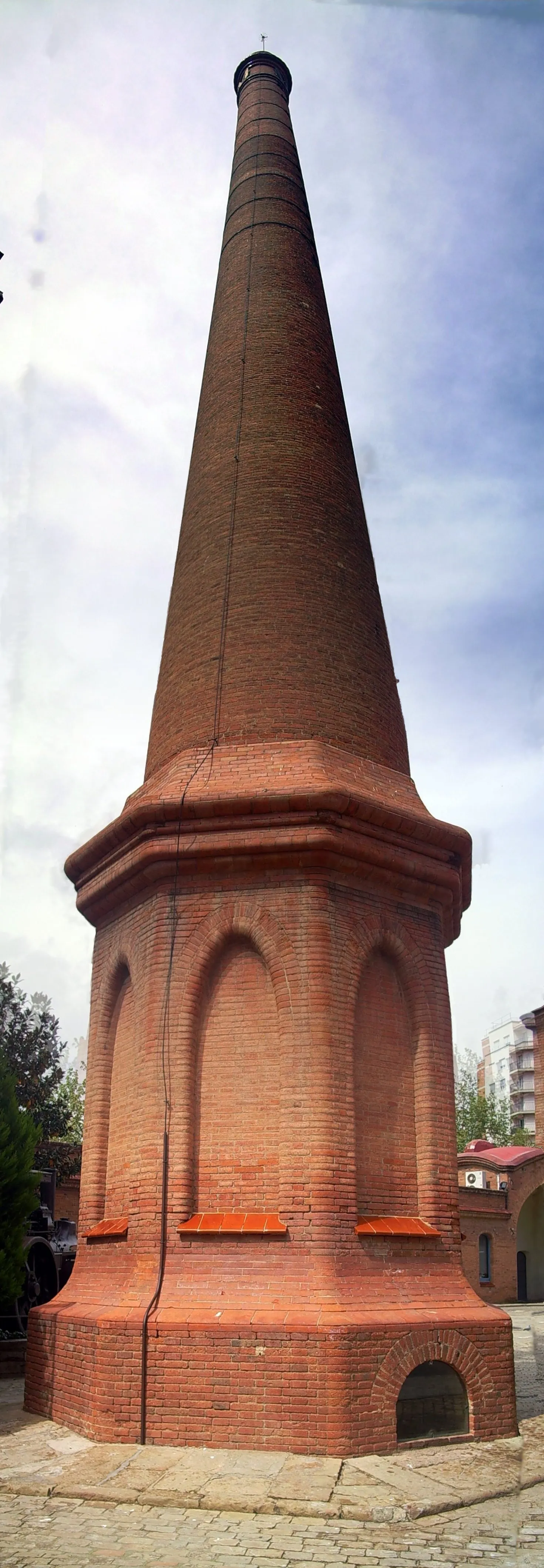 Photo showing: Panoramic view of the chimney from the textile factory, at the mNATECT, Terrassa, (Catalunya).