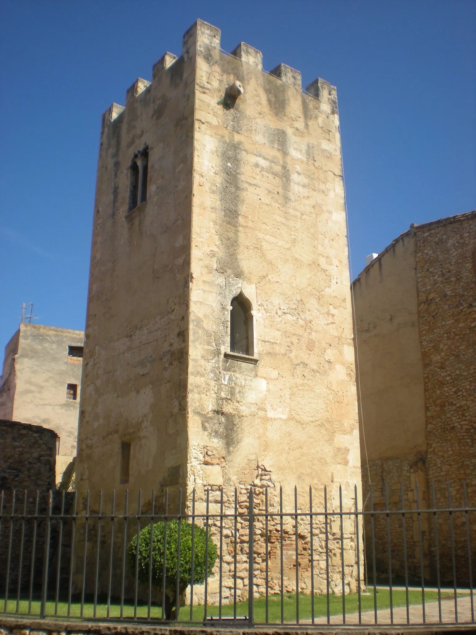 Photo showing: Torre de la Vila i restes de muralles de Torredembarra