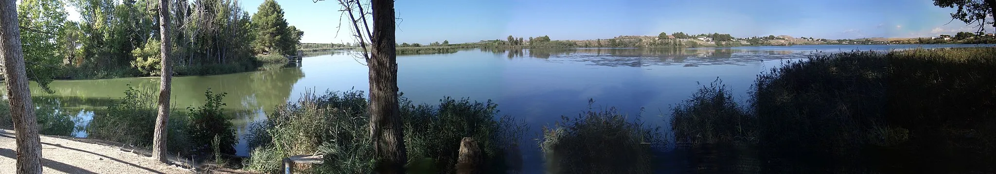 Photo showing: Embassament d'Utxesa al mig del traçat del Canal de Seros als termes municipals de Torres de Segre i Sarroca de Lleida, (Catalonia/Spain).