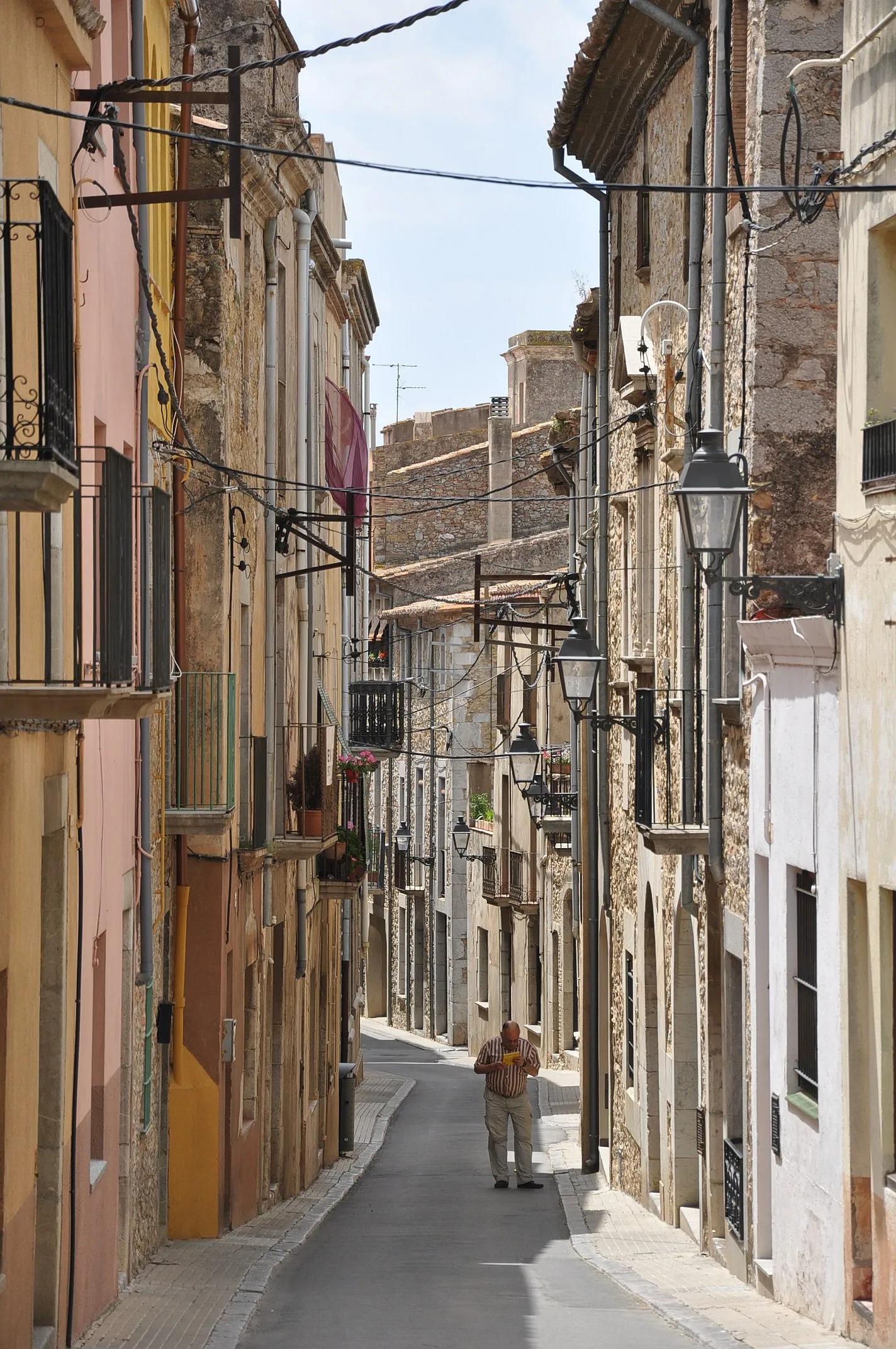 Photo showing: Carrer de l'Església in Torroella de Montgrí (County of Baix Empordà, Catalonia, Spain).