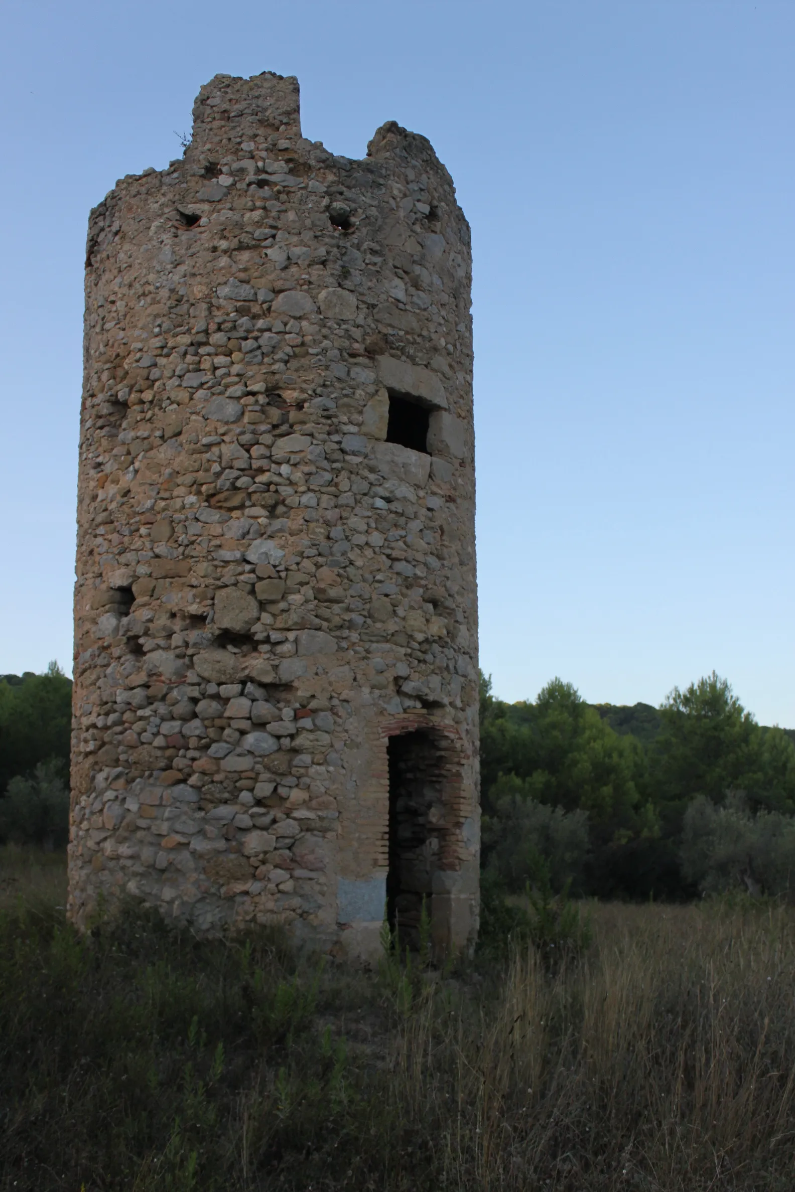 Photo showing: Imatge de la torre dels Moscats situada a la falda del Montgrí entre Torroella de Montgrí i l'Estartit. La seva funció principal, per la seva excel·lent posició, segurament tenia una funció de vigilància i en menor mesura per la defensa.