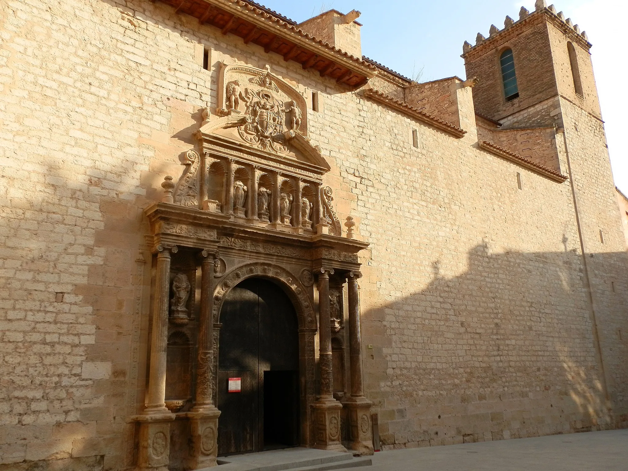 Photo showing: Fachada renacentista de la iglesia de Santo Domingo (1585). En la parte superior de la puerta hay cinco hornacinas donde deberían figurar cinco figuras, pero solo quedan cuatro y están decapitadas. El conjunto está coronado por las armas del Obispo Izquierdo.