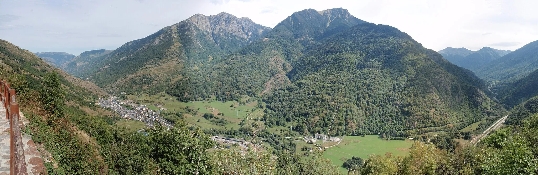 Photo showing: Panorama of the en:Aran Valley in Spain, with en:Bossòst to the left.