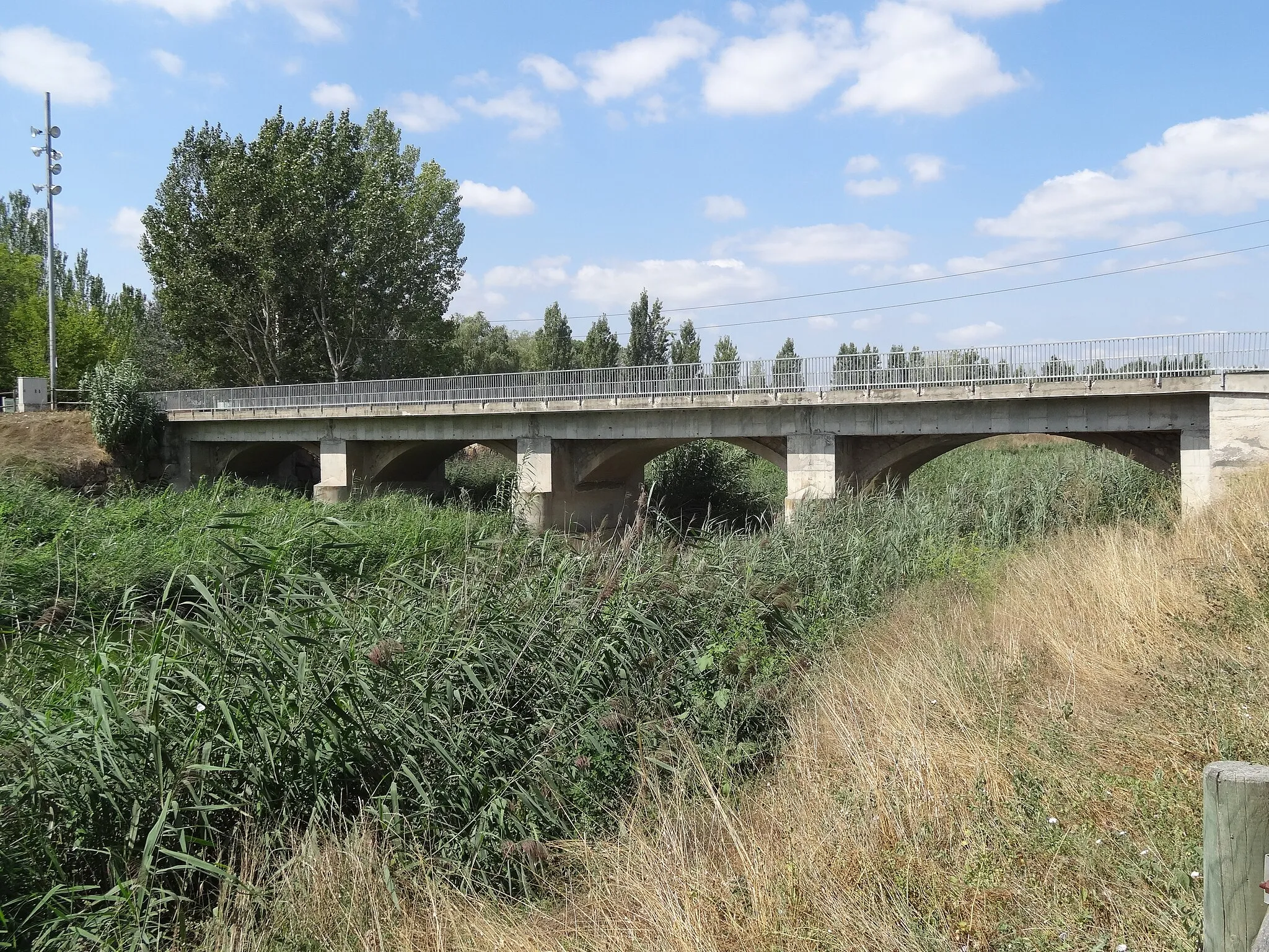 Photo showing: Pont de Can Titó construït l'any 1983, que uneix el nucli de Vilanova del Camí amb el complex esportiu de Can Titó, el circuit natural del parc fluvial i el cementiri.