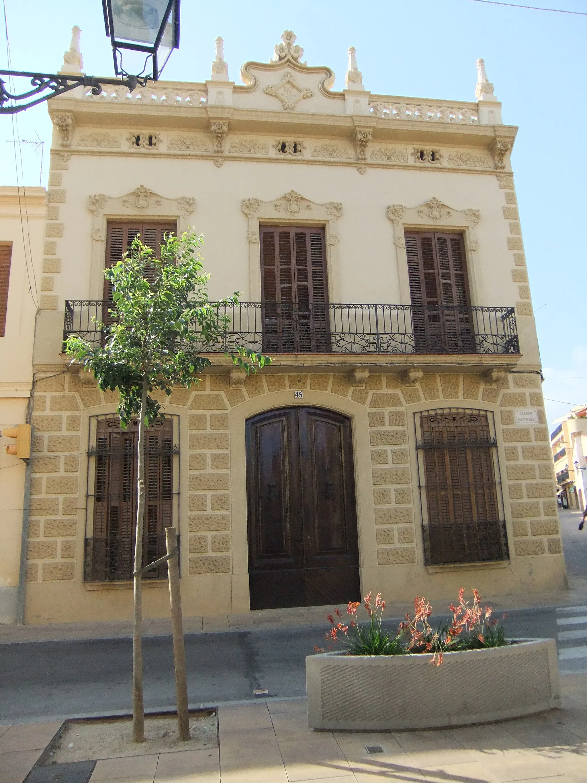 Photo showing: Vicentó house in Montserrat street in Vilassar de Mar
