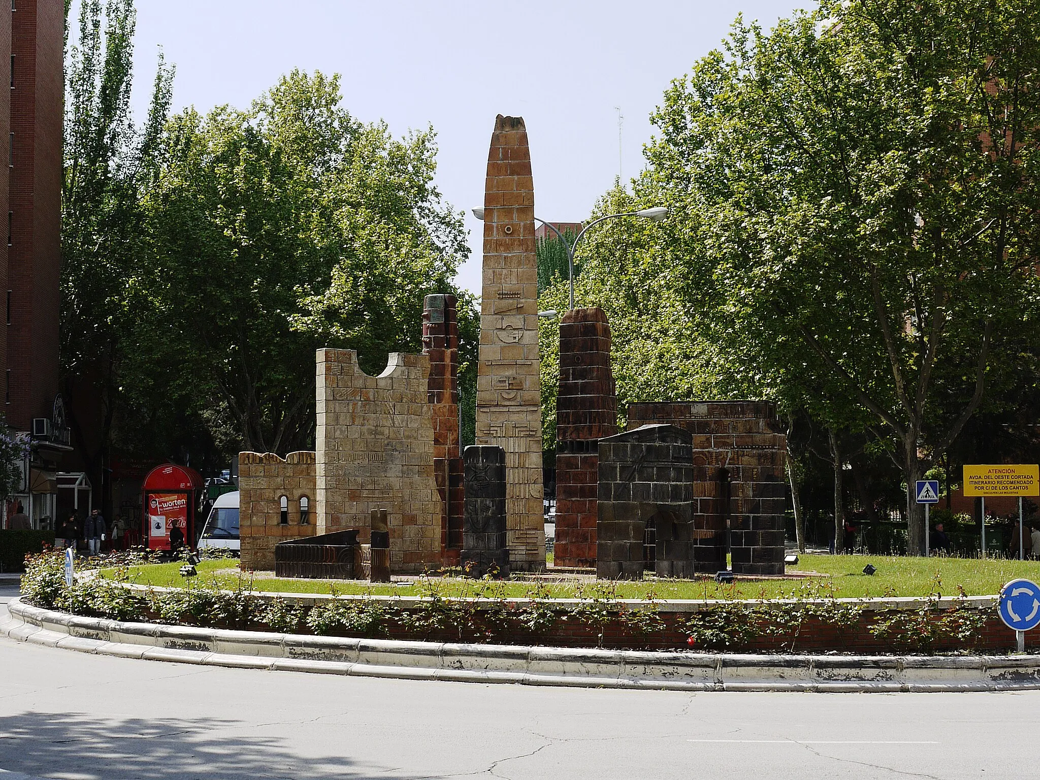 Photo showing: Round about, junction Calle Cisneros / Calle de Cáceres. Alcorcón, Spain