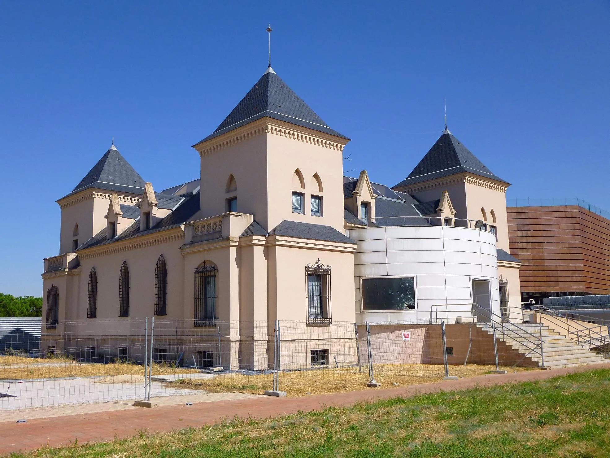 Photo showing: Castillos de los Marqueses de Valderas y Museo de Arte de Vidrio de Alcorcón (MAVA). En Alcorcón, Madrid