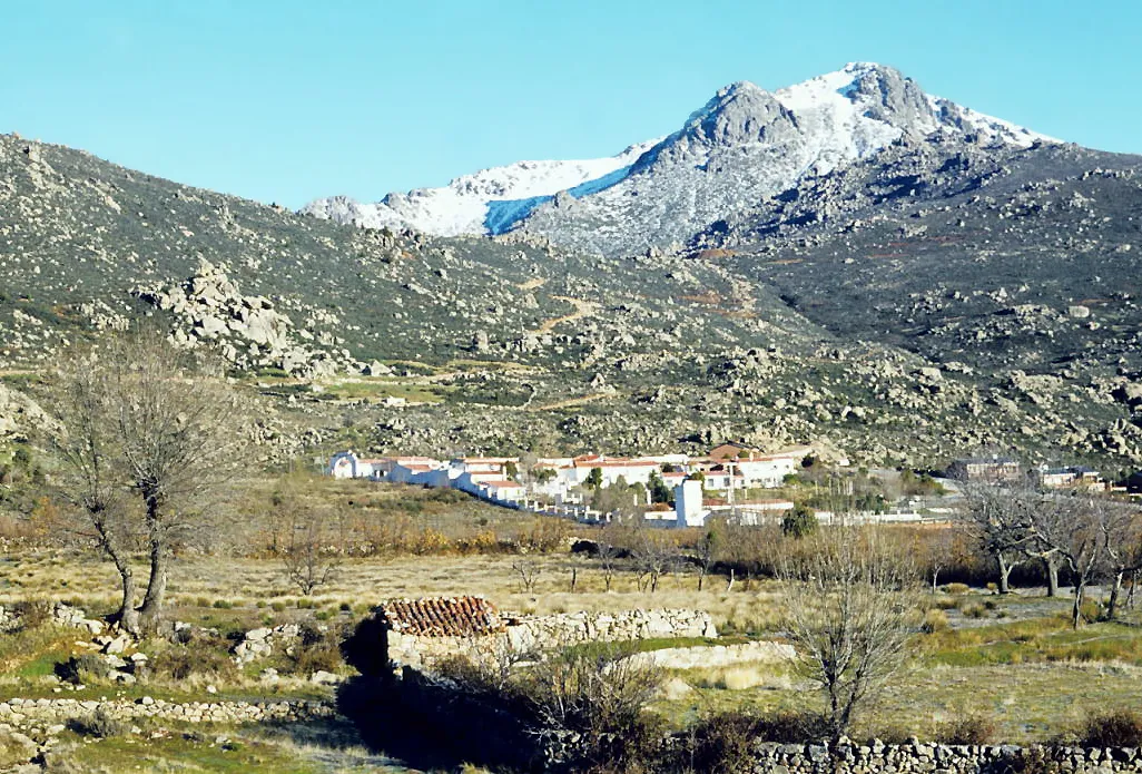 Photo showing: La Maliciosa, snowy, and its surroundins, from Becerril ["Vista Real" housing development]. Madrid, Spain