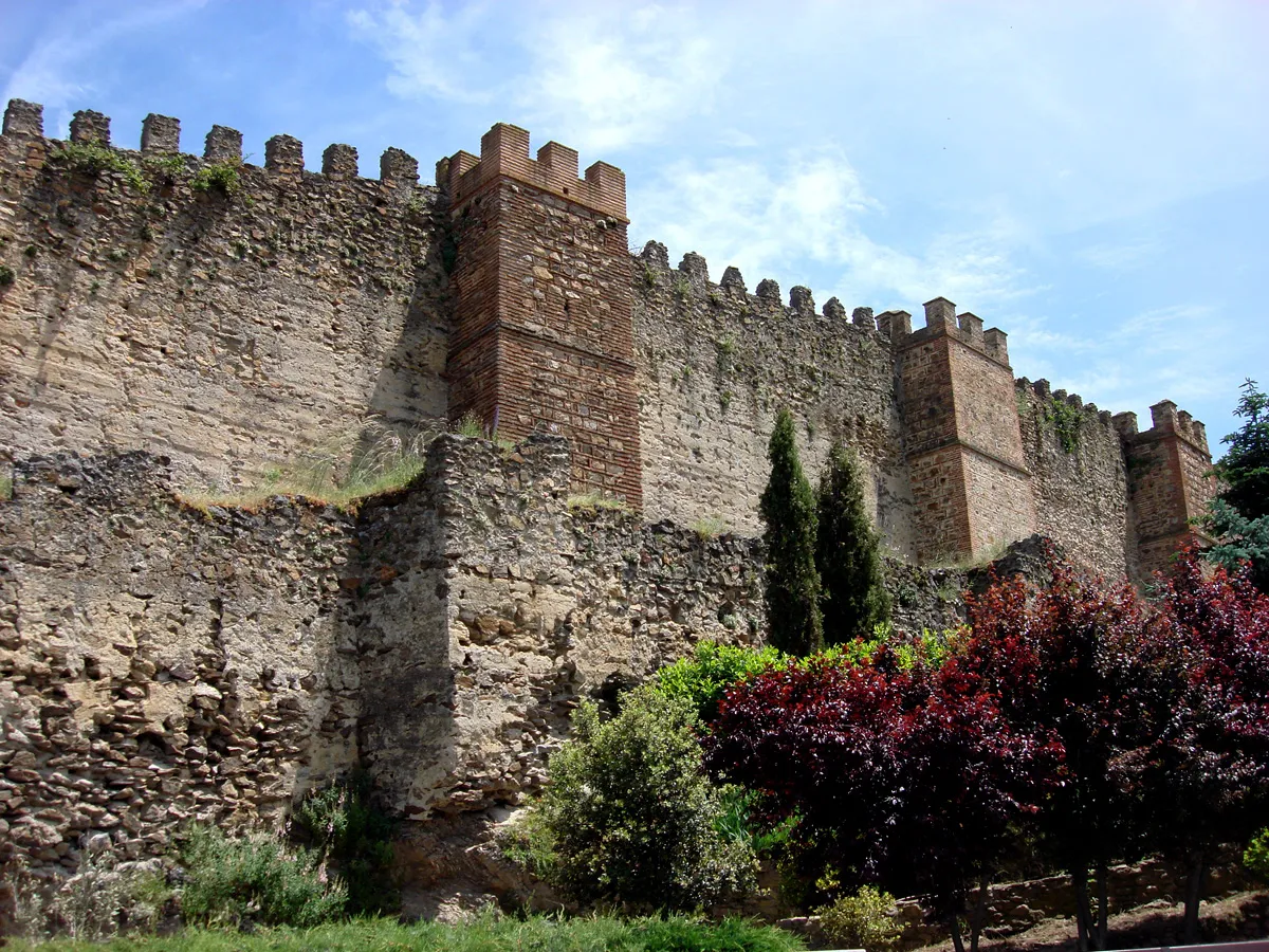 Photo showing: Lienzo suroeste del recinto amurallado de Buitrago del Lozoya. En él se observan tanto los torreones macizos como la barbacana.