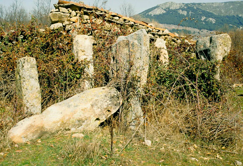 Photo showing: Abandoned stock for animals and hut at El Valle. Bustarviejo, Madrid, Spain