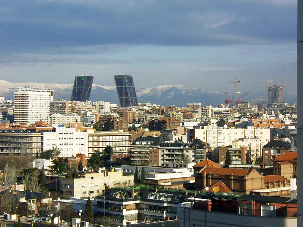 Photo showing: Partial view of Chamartín district in Madrid (Spain). In the background, Puerta de Europa inclined buildings (left) and CTBA business park under construction (right). Behind them, the Sierra de Guadarrama (land).