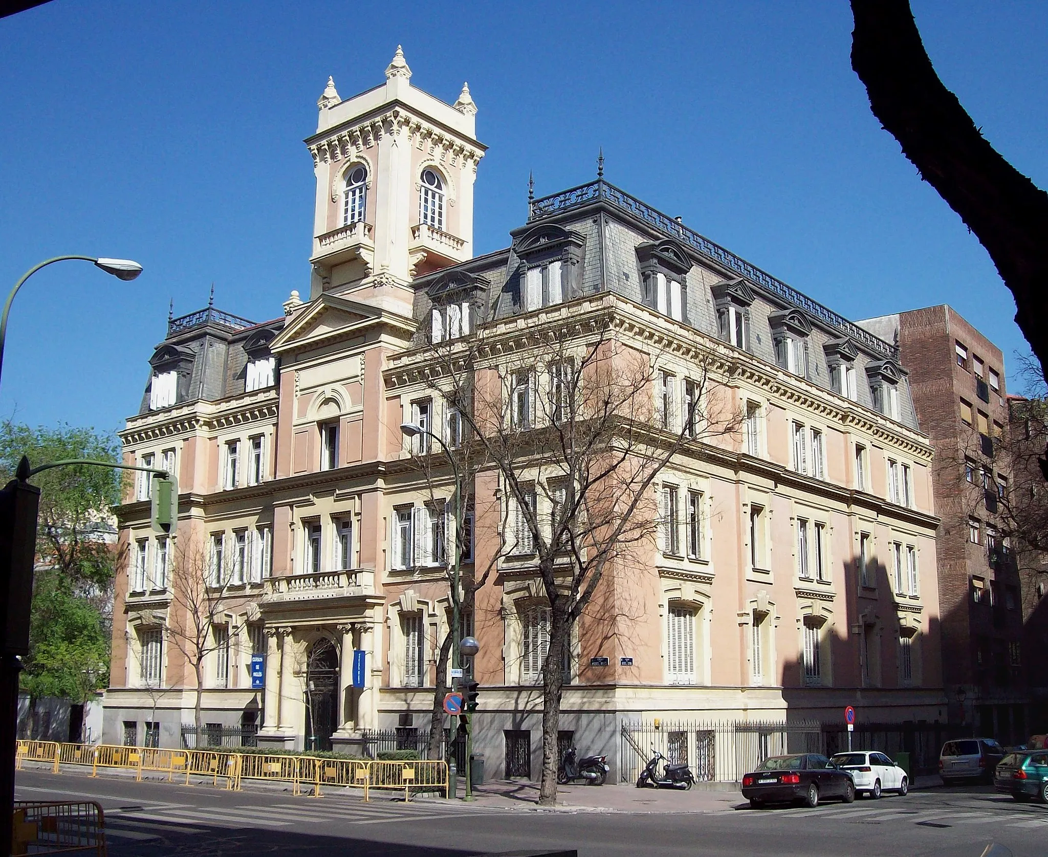 Photo showing: Headquarters of the International Institute in Madrid (Spain), at 8 Calle de Miguel Ángel (street) in Chamberí district. Building was projected in 1906 by Joaquín Saldaña López, and built between 1906 and 1911. Until 2002 it housed the Colegio Estudio (a school).
