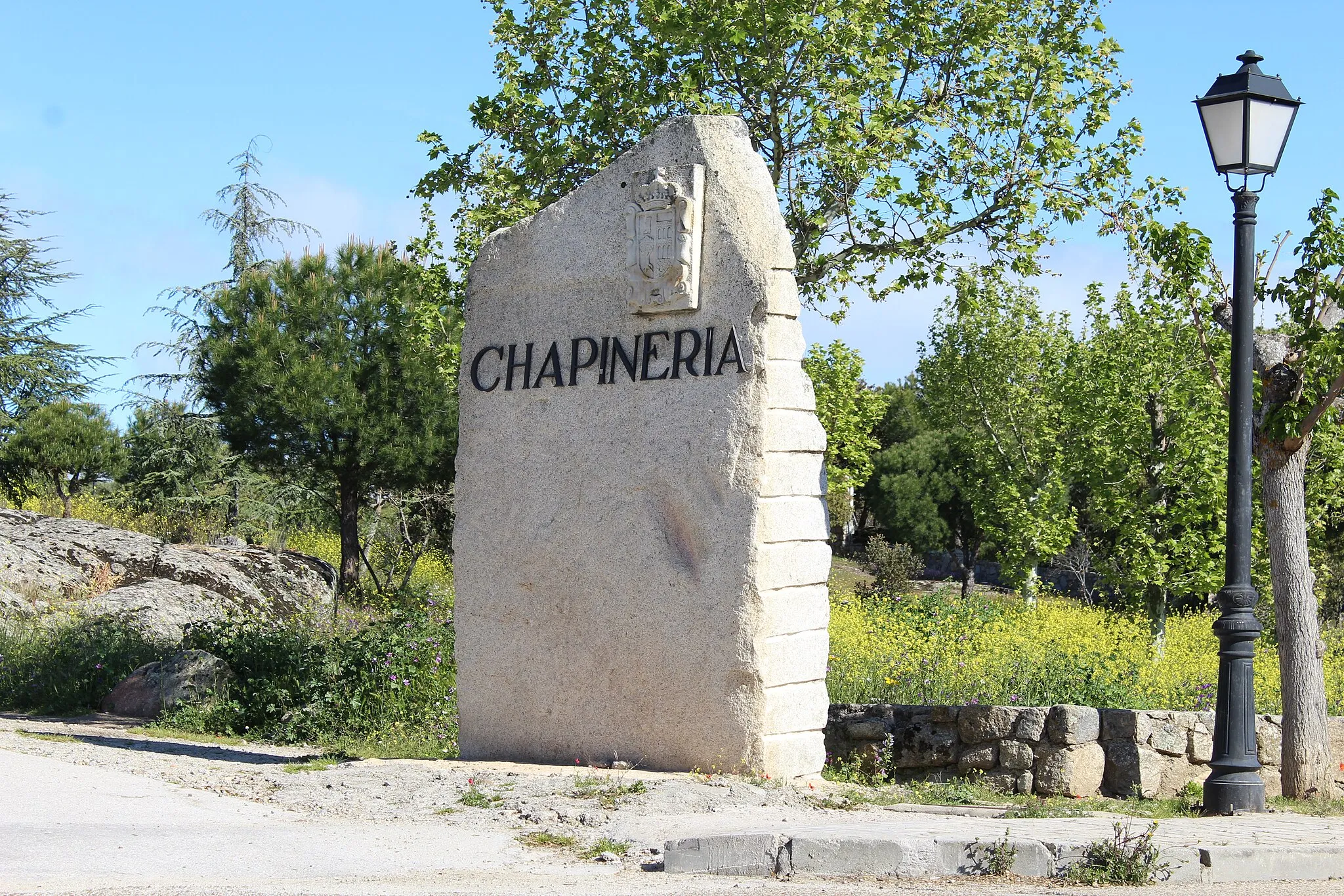 Photo showing: Signo de entrada a la población (Chapinería).