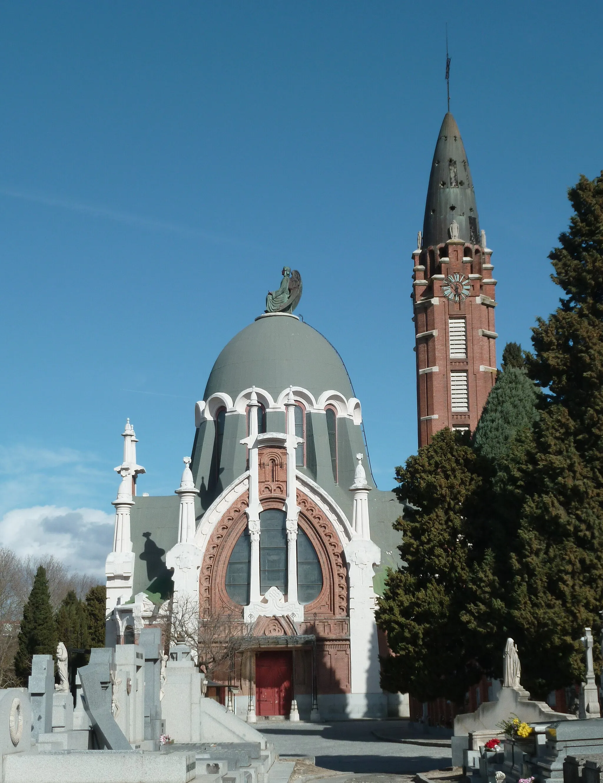 Photo showing: View of the chapel of Almudena Cemetery in Ciudad Lineal district in Madrid (Spain). Projected in 1905 by Francisco García Nava.