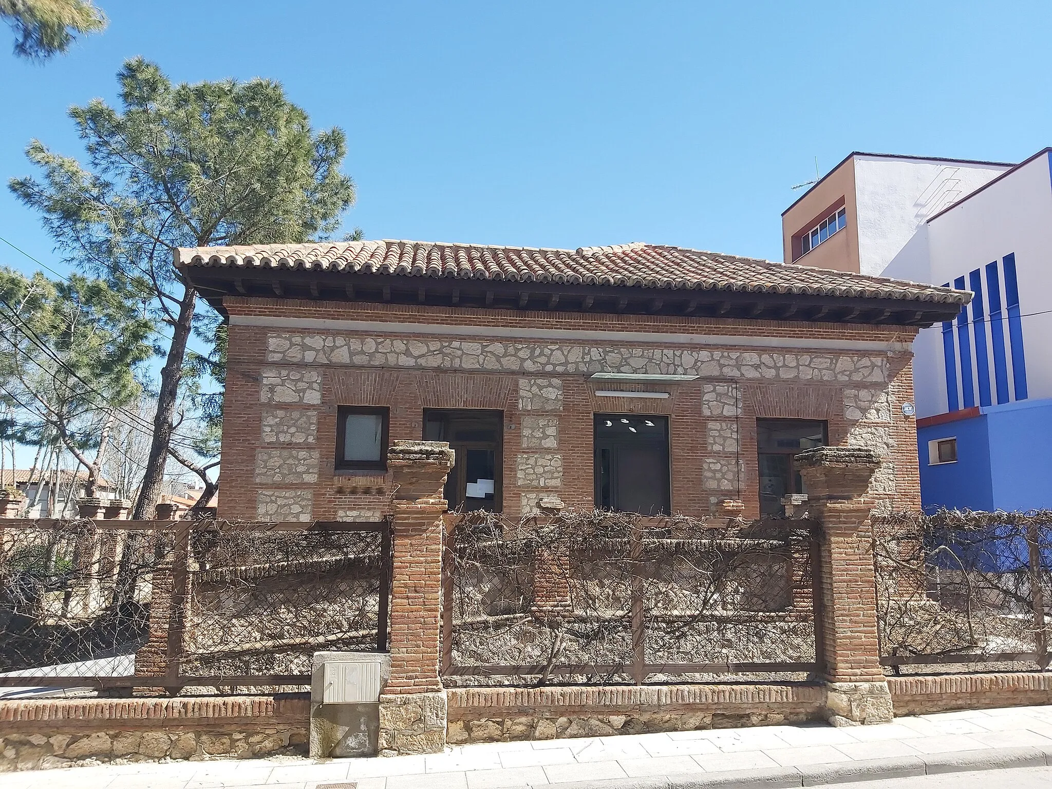 Photo showing: La biblioteca de El Álamo es uno de los edificios más antiguos de la localidad y mantiene su estructura original.